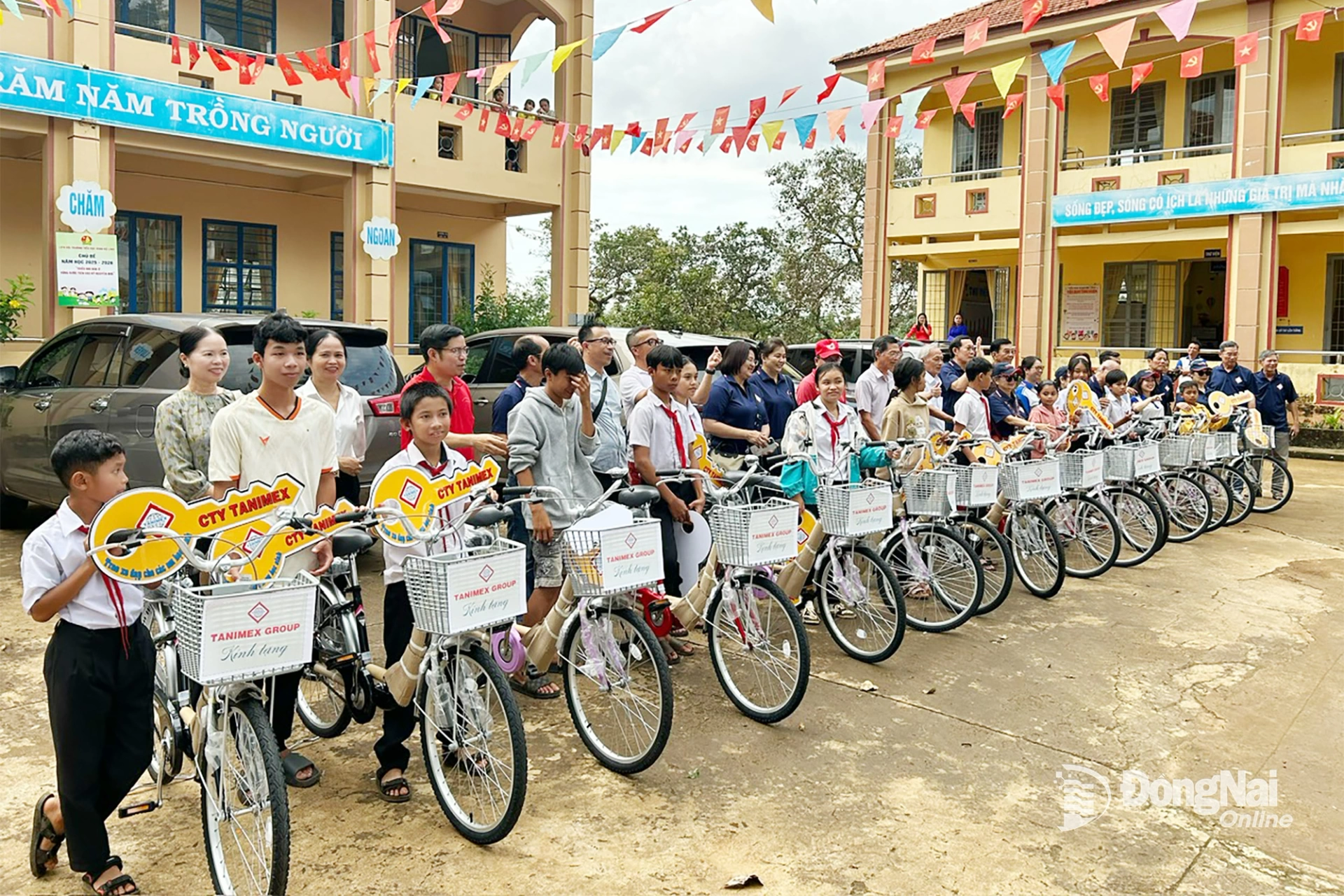 Đoàn trao tặng 30 xe đạp cho học sinh các trường tại 2 xã Đak Ơ, Bù Gia Mập, tỉnh Đồng Nai. Ảnh: L.T