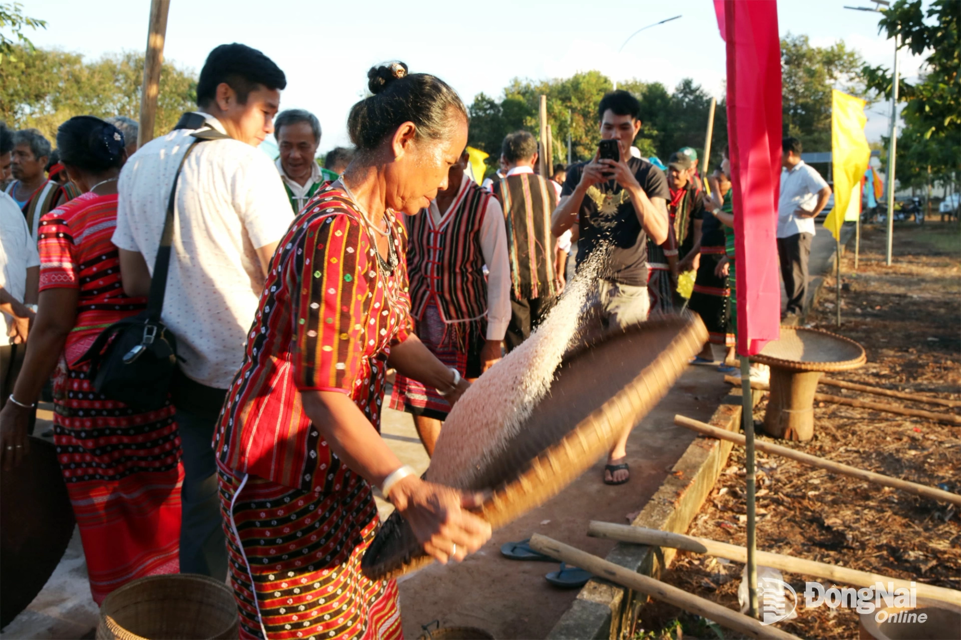Người d&acirc;n c&aacute;c ấp trong x&atilde; T&acirc;n Hưng tham gia hội thi gi&atilde; gạo. Ảnh: Trương Hiện