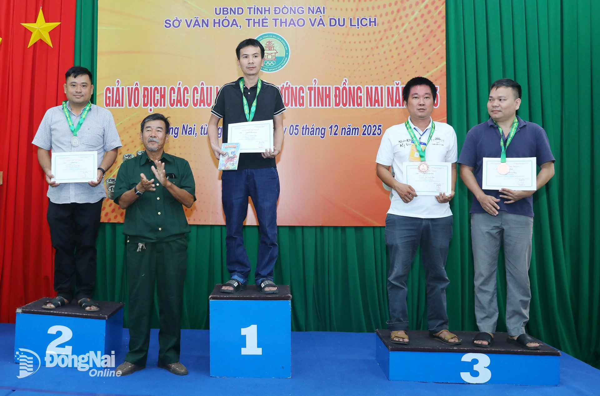 Ban tổ chức trao huy chương cho các vận động viên đạt thứ hạng cá nhân bàn 1 nội dung Cờ nhanh. Ảnh: Huy Anh