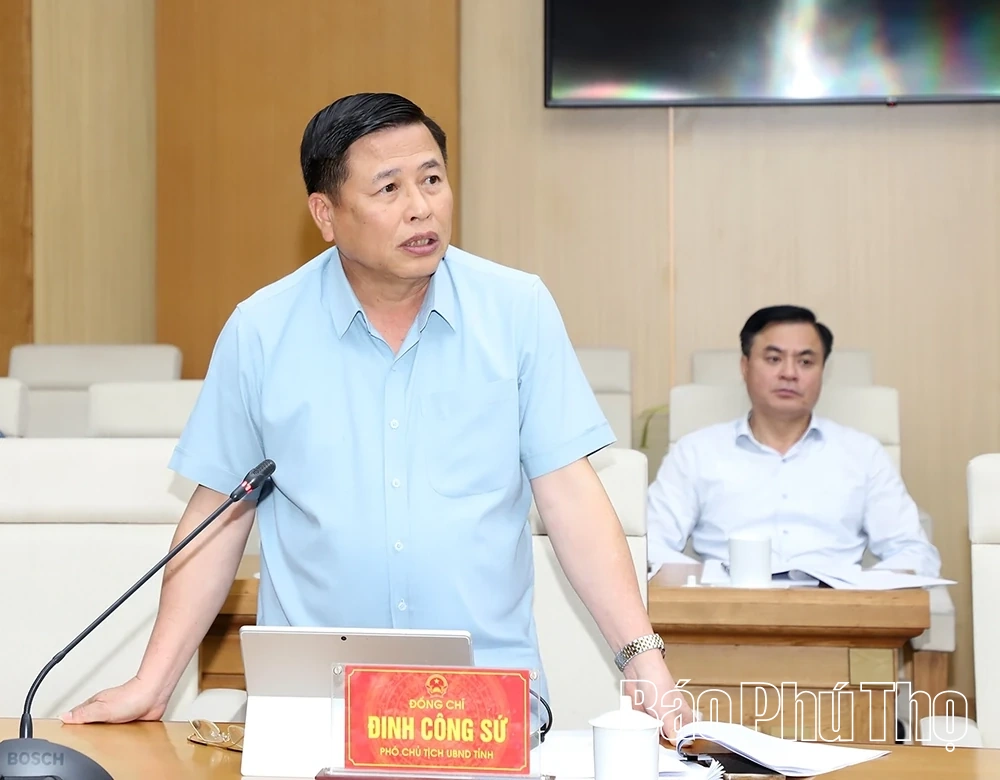 Chủ tịch UBND tỉnh Trần Duy Đông nghe báo cáo công tác quản lý nhà nước về đầu tư công, tài sản công và cấp nước sạch nông thôn