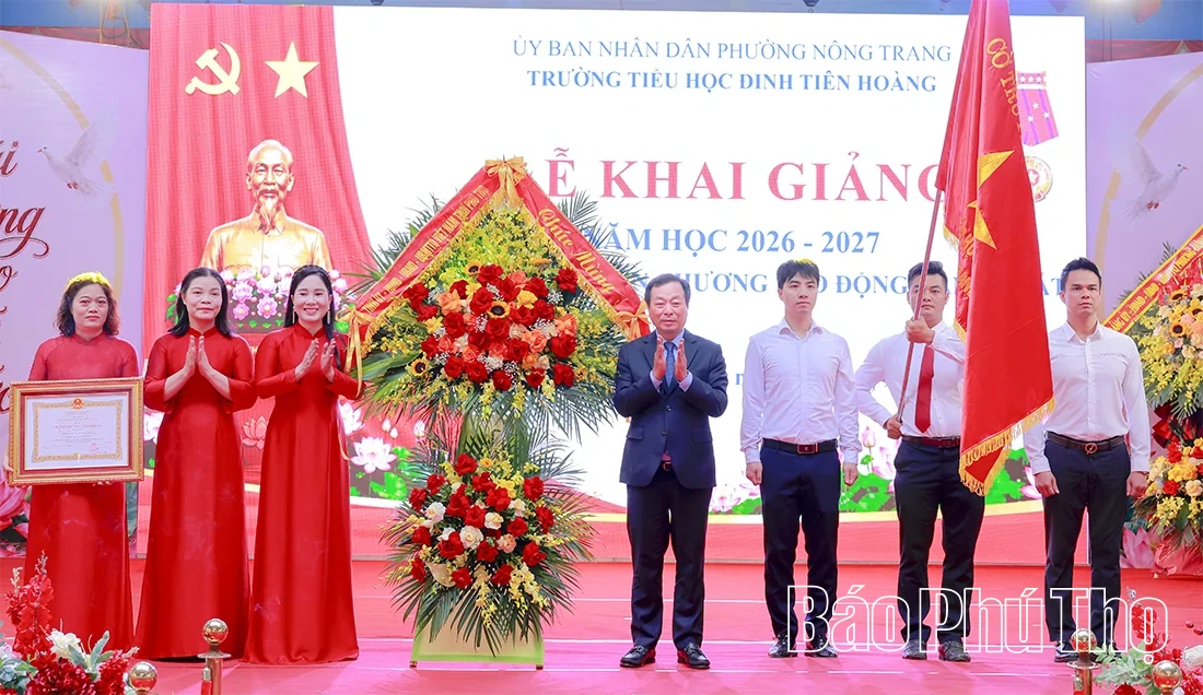 Phó Bí thư Thường trực Tỉnh ủy Bùi Văn Quang dự khai giảng tại Trường Tiểu học Đinh Tiên Hoàng