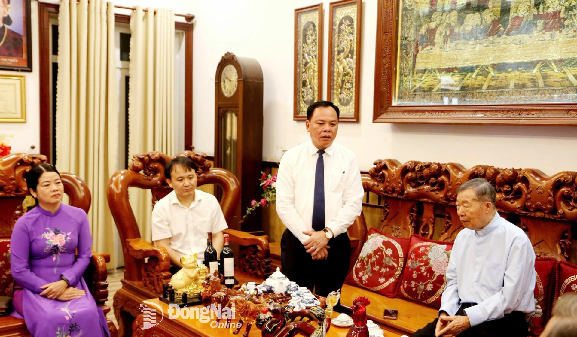 Đồng ch&iacute; V&otilde; Tấn Đức, Ph&oacute; B&iacute; thư Tỉnh ủy Đồng Nai ch&uacute;c mừng Gi&aacute;ng sinh năm 2025 tại Ủy ban Đo&agrave;n kết C&ocirc;ng&nbsp;gi&aacute;o Việt Nam tỉnh Đồng Nai&nbsp;v&agrave; Linh&nbsp;mục Trần Xu&acirc;n Thảo, Chủ tịch Ủy ban Đo&agrave;n kết C&ocirc;ng gi&aacute;o Việt &nbsp;Nam tỉnh Đồng Nai. Ảnh: Văn Truy&ecirc;n  