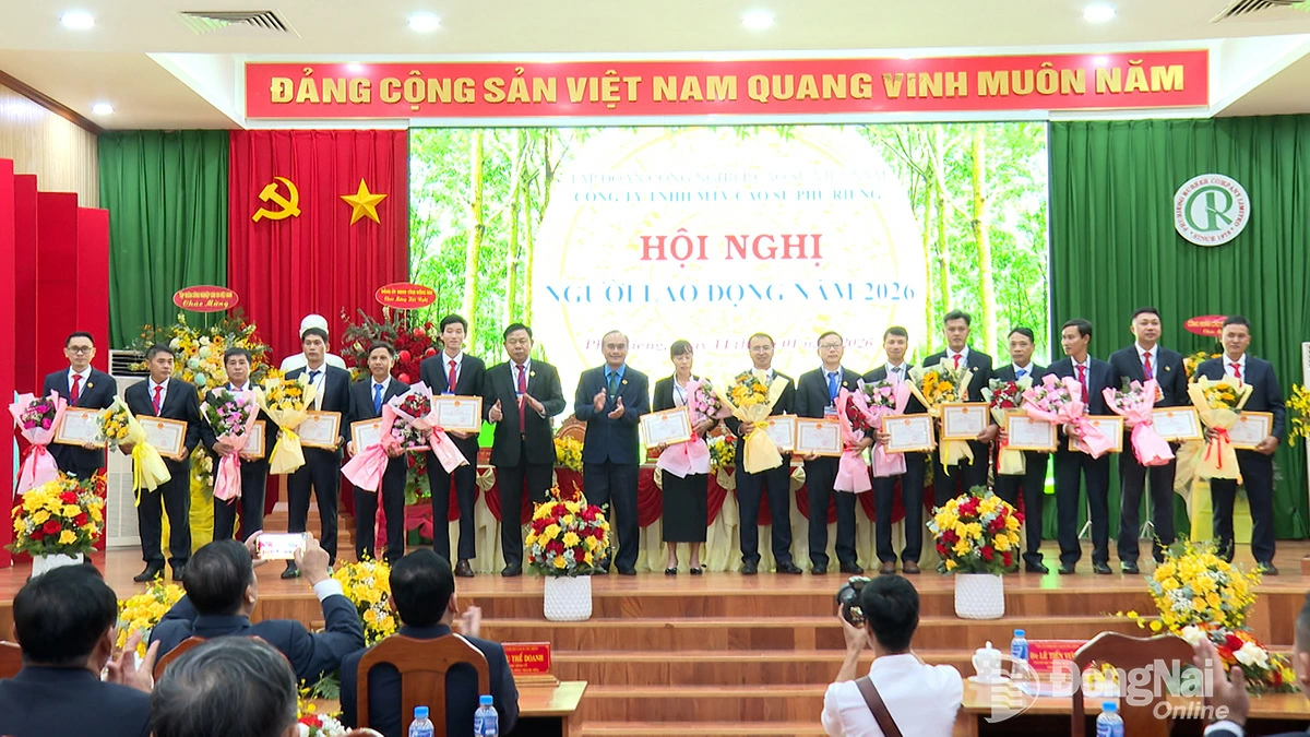 Khen thưởng c&aacute;c tập thể, c&aacute; nh&acirc;n đạt th&agrave;nh t&iacute;ch xuất sắc trong năm 2025. Ảnh: Ngọc Thảo
