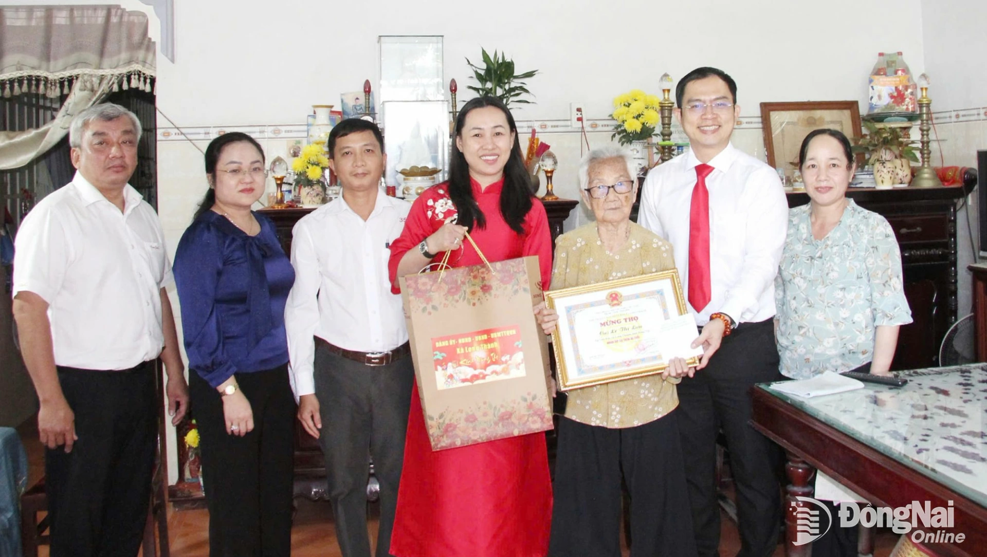 Đo&agrave;n thăm, ch&uacute;c thọ cụ Nguyễn Thị Ngọc Ch&acirc;u, ngụ ấp Văn Hải, 101 tuổi. Ảnh: ĐPCC  