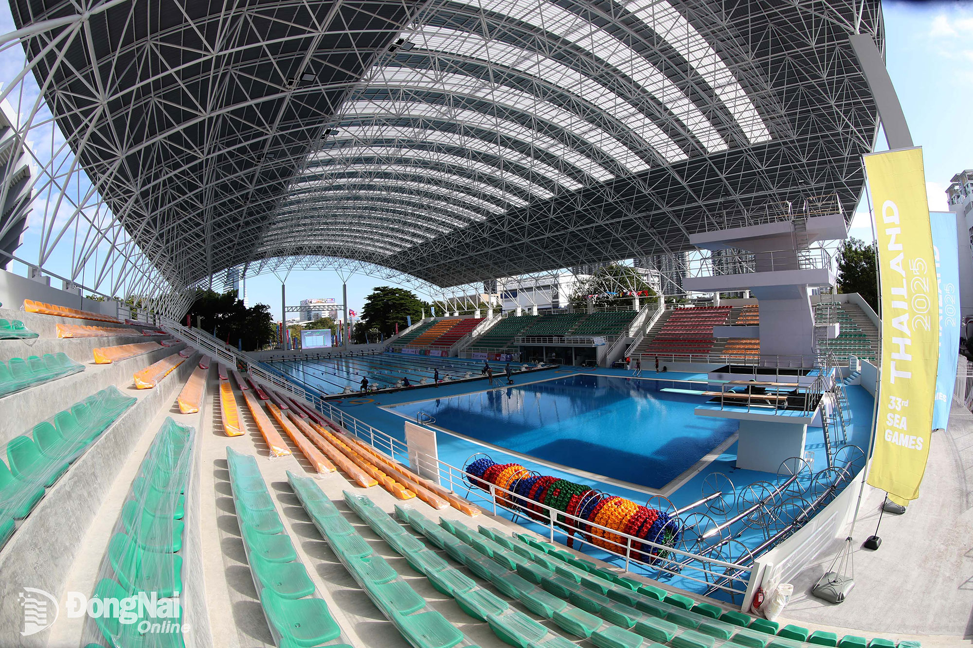 Bên ngoài và bên trong nhà thi đấu môn nhảy cầu