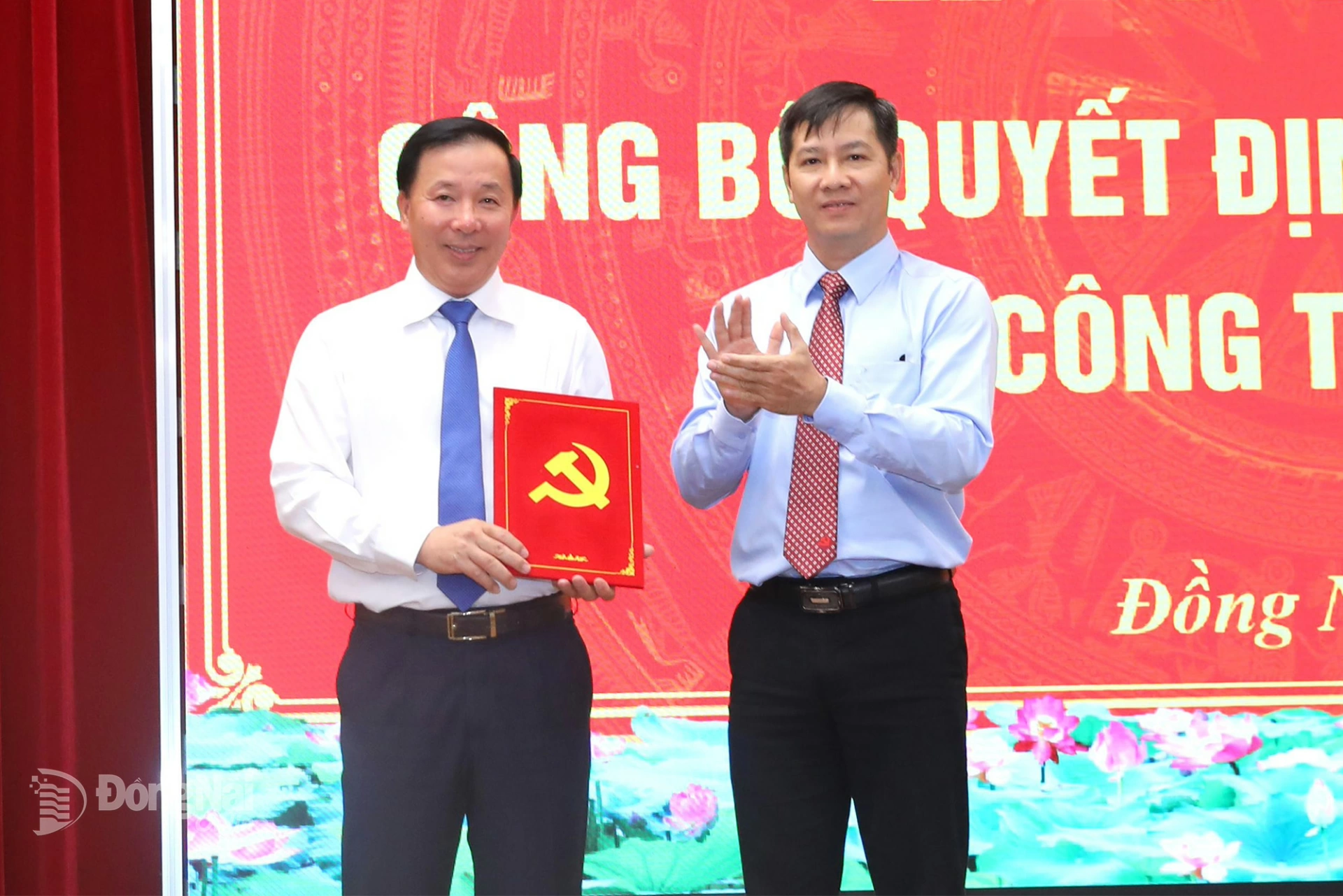 Ủy viên Trung ương Đảng, Phó Trưởng Ban Tổ chức Trung ương Nguyễn Thành Tâm trao Quyết định điều động, chỉ định đồng chí Nguyễn Văn Út tham gia Ban Chấp hành, Ban Thường vụ và giữ chức Phó Bí thư Tỉnh ủy Đồng Nai nhiệm kỳ 2025-2030. Ảnh: Huy Anh  