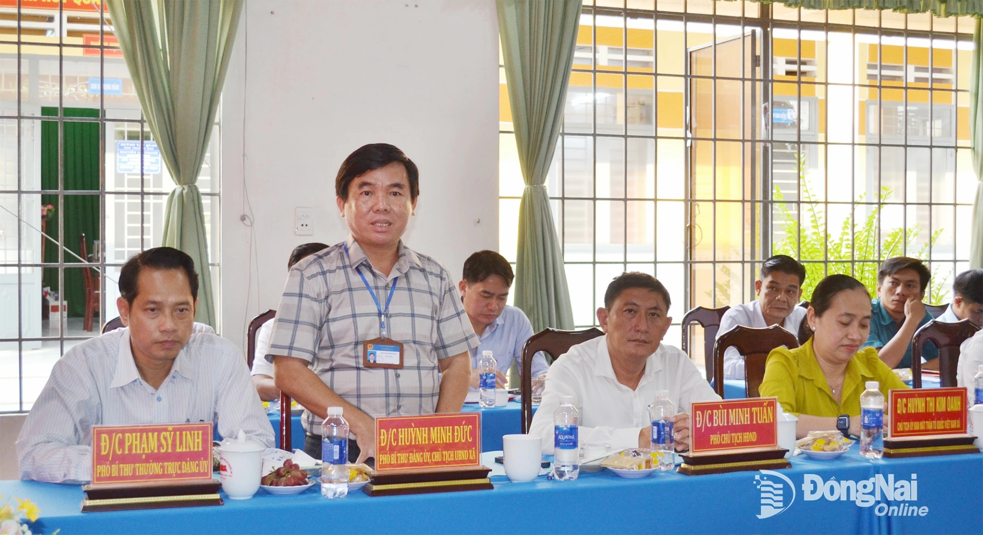 Ph&oacute; B&iacute; thư Đảng ủy, Chủ tịch UBND x&atilde; Phước An Huỳnh Minh Đức trao đổi tại buổi l&agrave;m việc. Ảnh: Phương Hằng