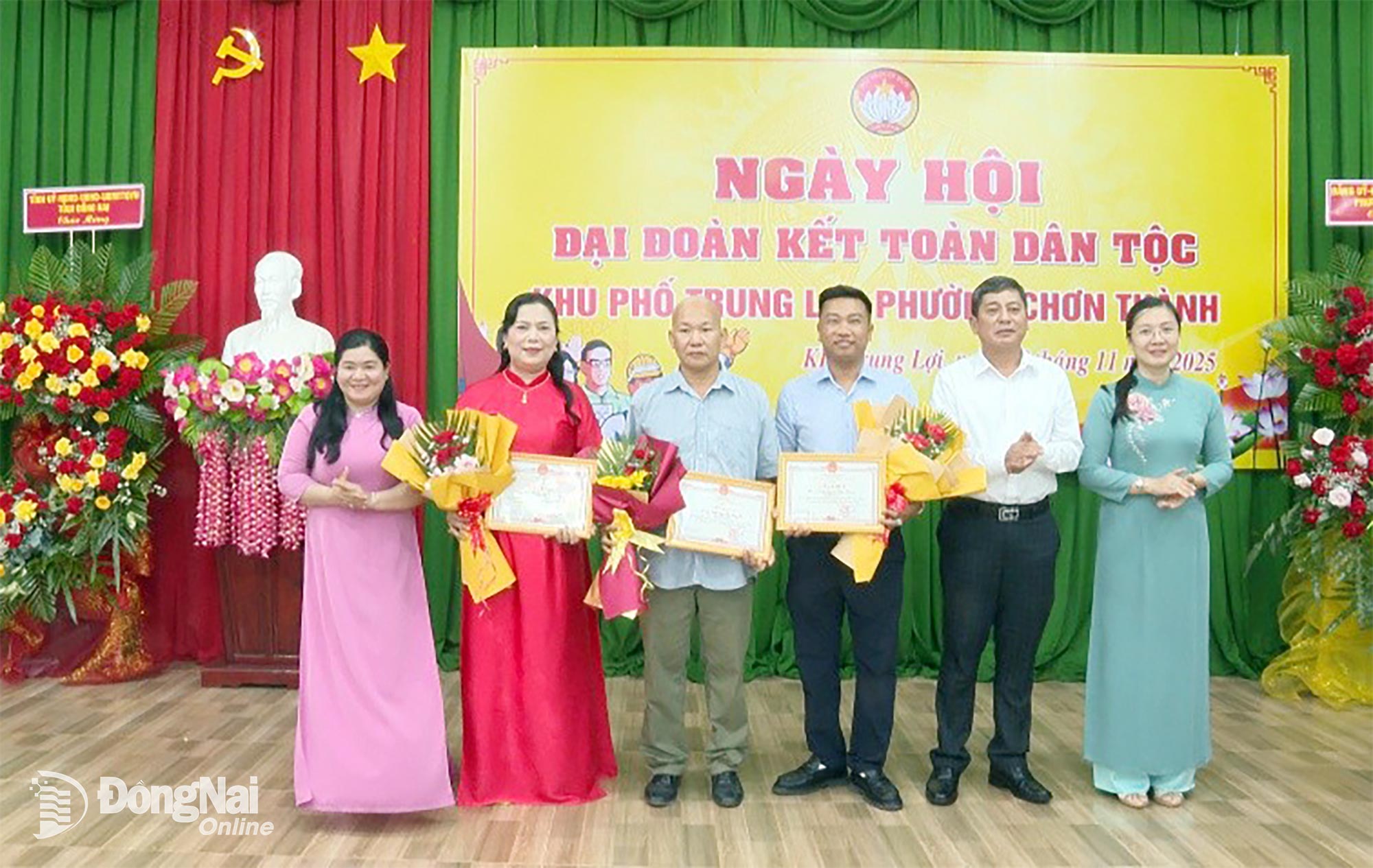 Lãnh đạo phường Chơn Thành tặng giấy khen cho khu phố Trung Lợi và 2 gia đình văn hóa tiêu biểu. Ảnh: Đỗ Trình