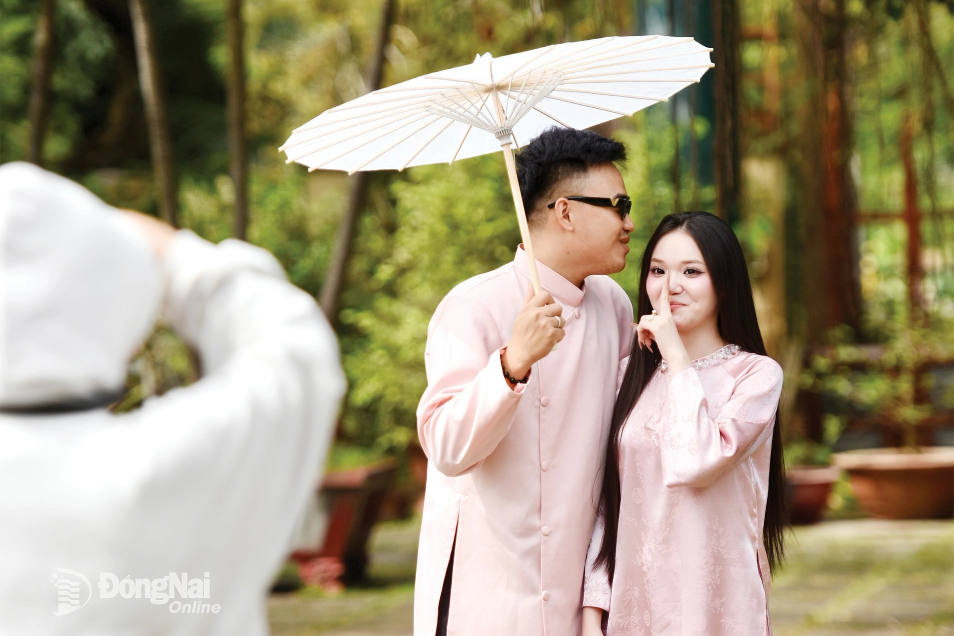 Đ&ocirc;i bạn trẻ trong trang phục &aacute;o d&agrave;i truyền thống