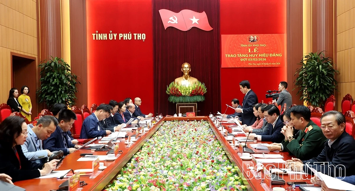 Trao Huy hiệu Đảng tặng Thiếu tướng Nguyễn Đ&igrave;nh Cương