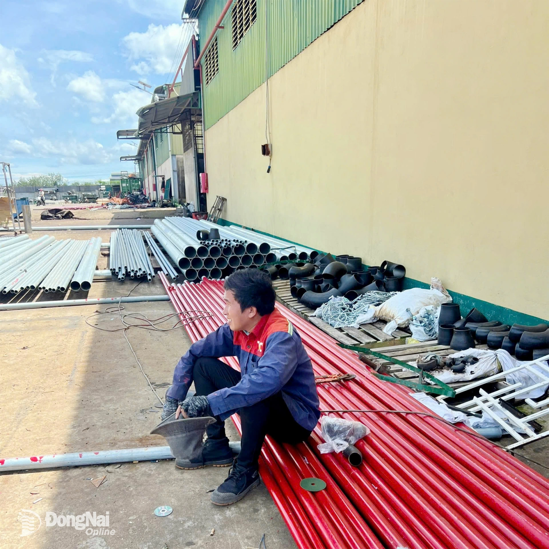 Mặc cho ngày mưa hay nắng, người công nhân trẻ chẳng dám ngơi tay công việc làm thuê. Bởi trên vai anh Đạt là gánh nặng chi phí gia đình quá lớn. Ảnh: Thu Hiền