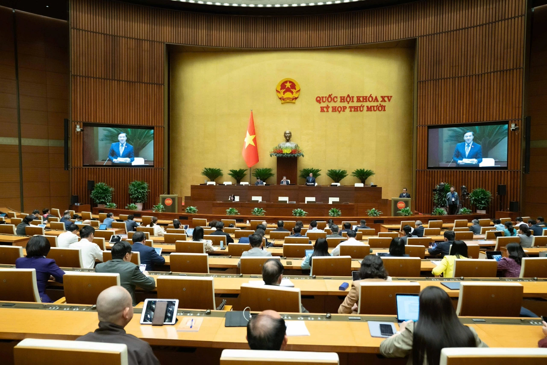 Phó Chủ tịch Quốc hội Nguyễn Khắc Định điều hành Phiên thảo luận    