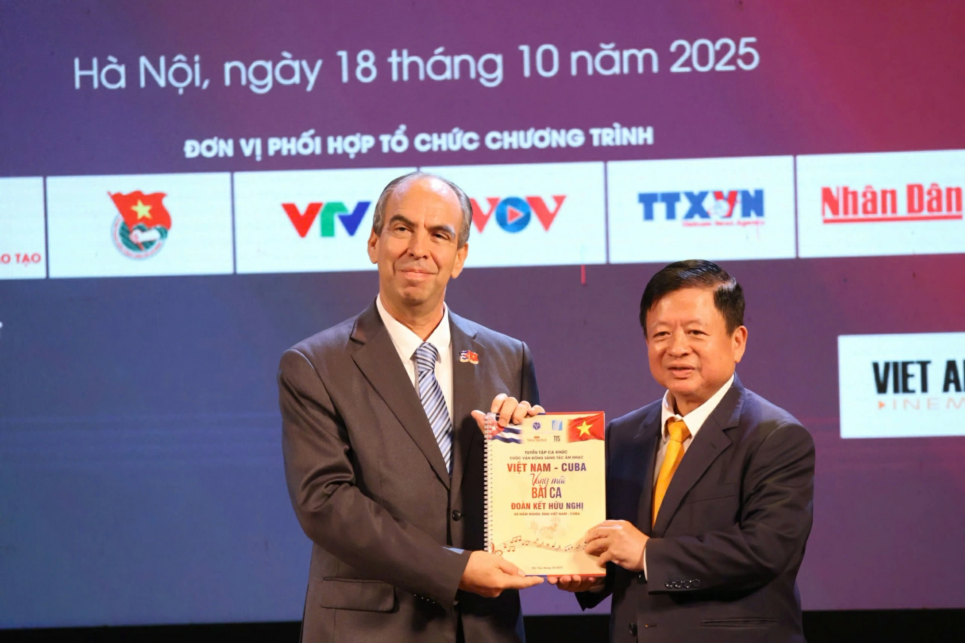 Đồng chí Rogelio Polanco Fuentes, Đại sứ Đặc mệnh toàn quyền Cuba tại Việt Nam nhận bản demo tuyển tập các ca khúc sáng tác về Việt Nam - Cuba - Ảnh: VGP