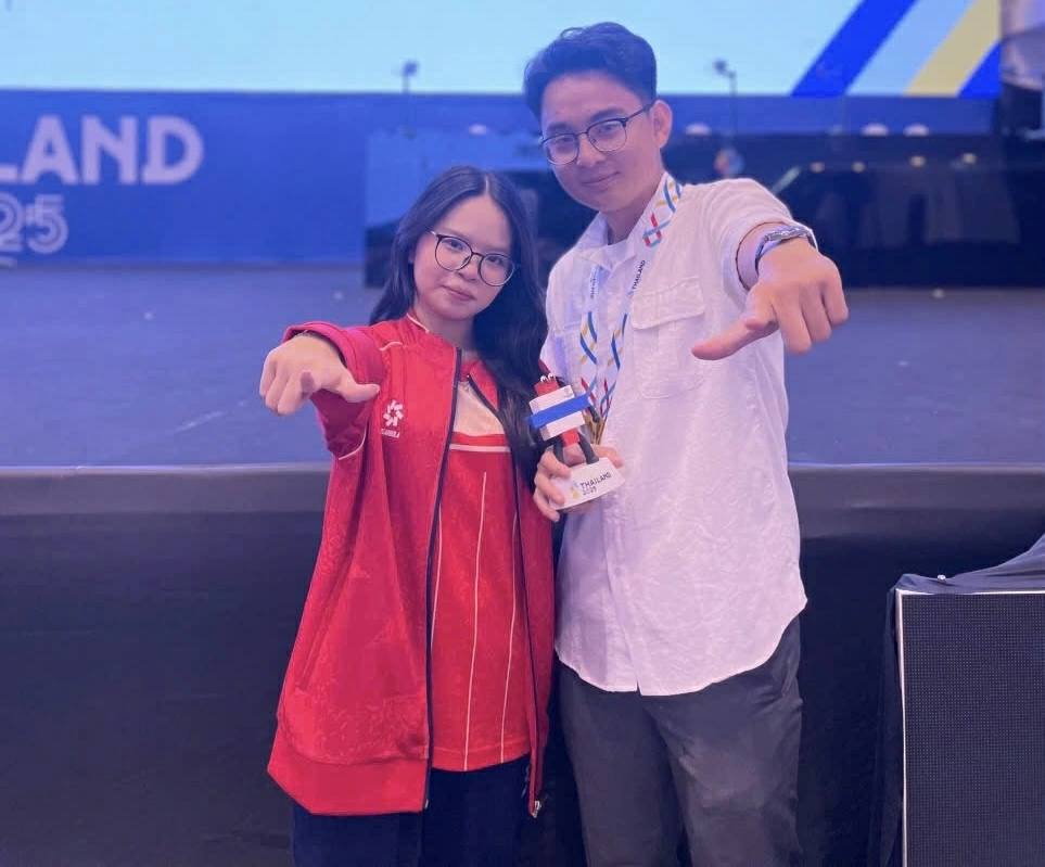 Nguyễn Thanh Duy&ecirc;n b&ecirc;n anh trai, người đưa c&ocirc; đến với Li&ecirc;n Qu&acirc;n Mobile. Ảnh: NVCC