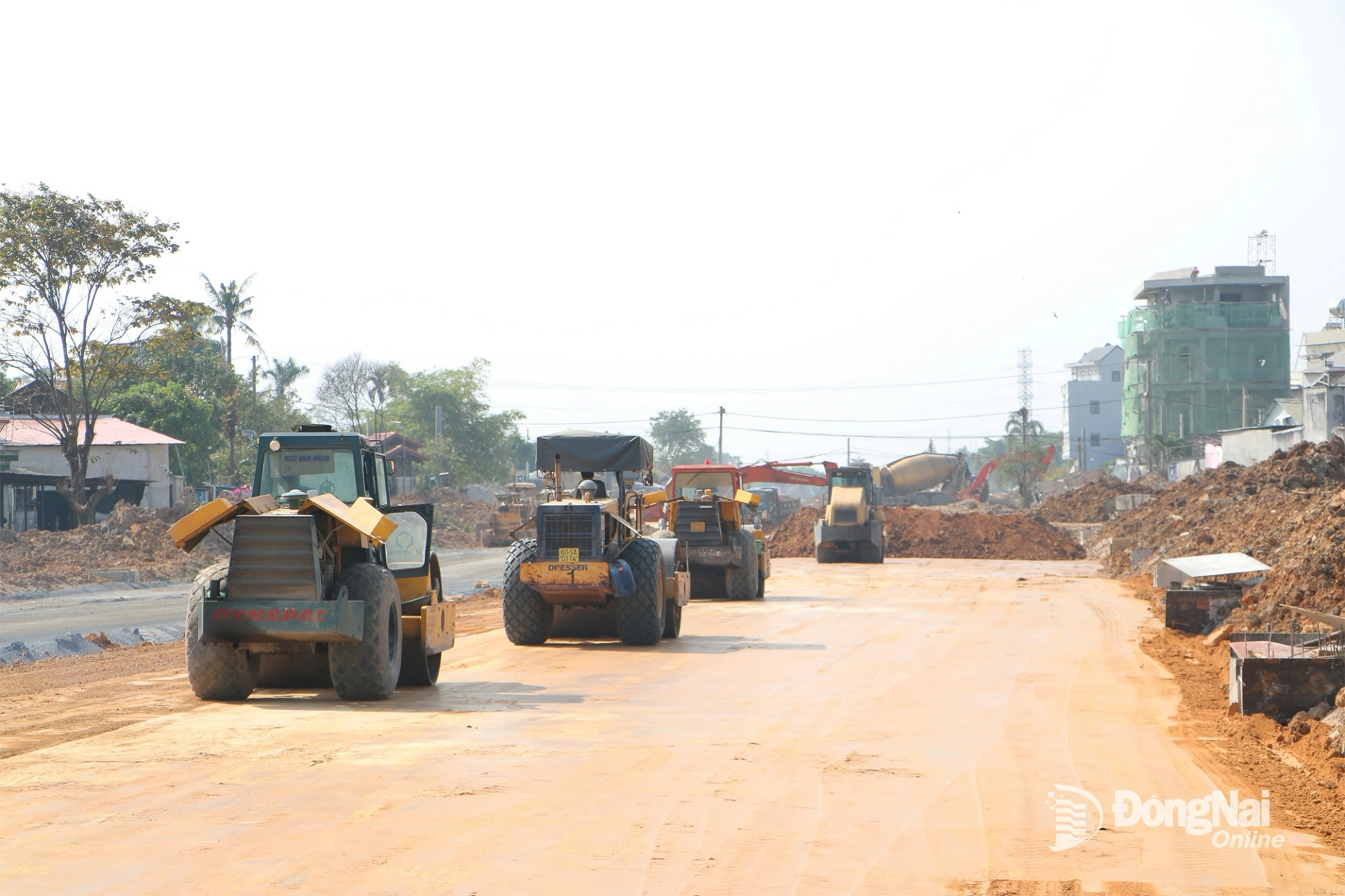 M&aacute;y m&oacute;c, thiết bị được huy động để tăng tốc thi c&ocirc;ng Dự &aacute;n Đường trục trung t&acirc;m Bi&ecirc;n H&ograve;a. Ảnh: Phạm T&ugrave;ng