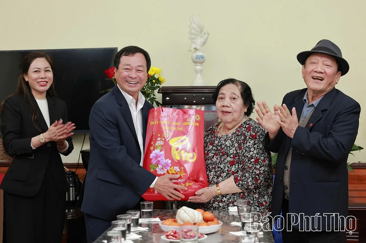 Ph&oacute; B&iacute; thư Thường trực Tỉnh ủy B&ugrave;i Văn Quang thăm, tặng qu&agrave; Tết người c&oacute; c&ocirc;ng