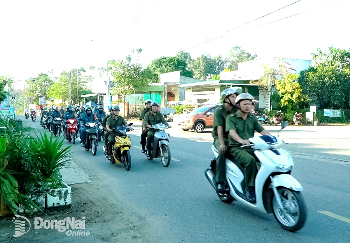 Lực lượng vũ trang ra quân tuần tra các tuyến đường trên địa bàn xã Thanh Sơn. Ảnh: Lê Trung
