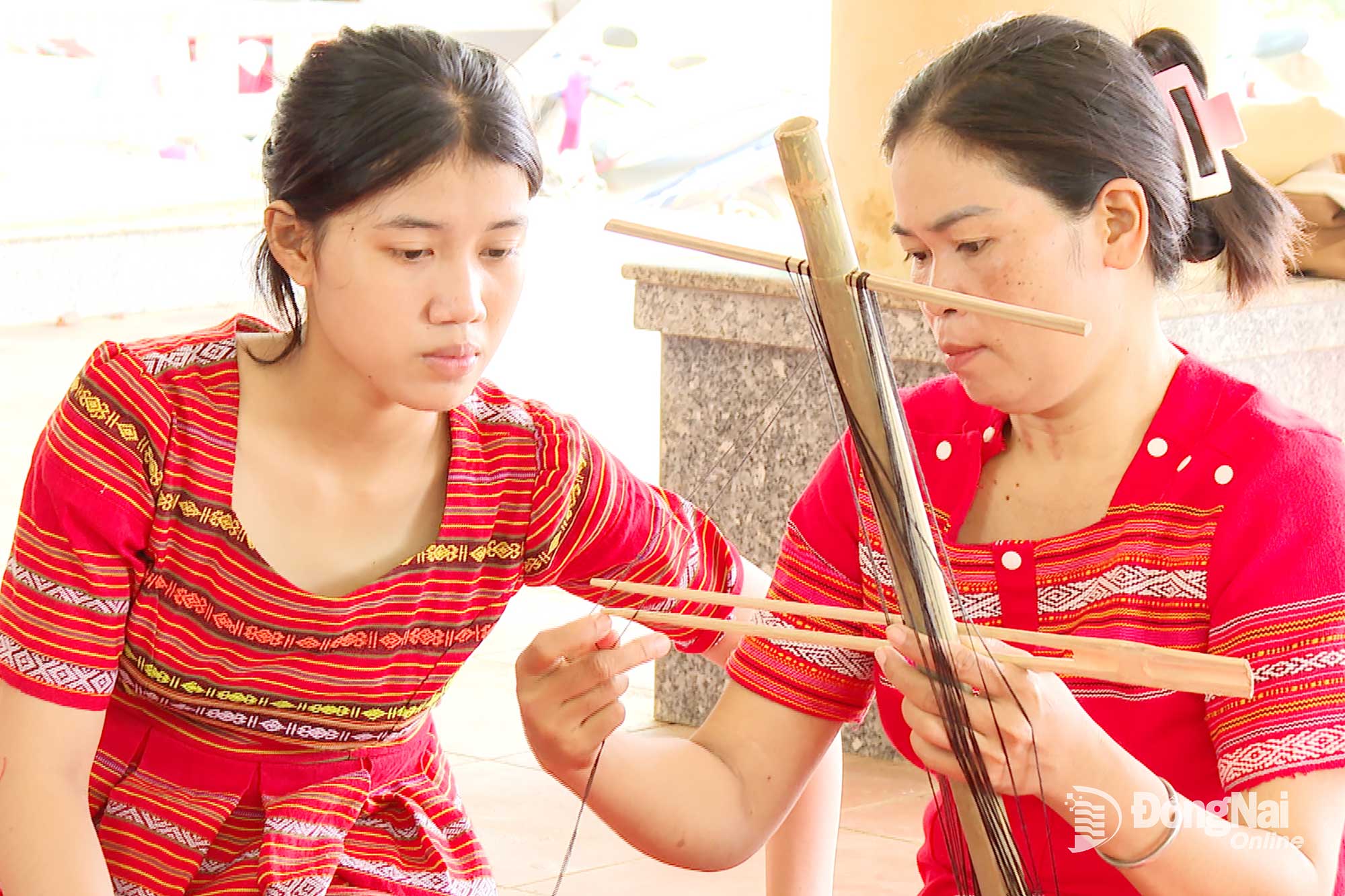 Việc đẩy mạnh đầu ra cho sản phẩm giúp chị em đồng bào Stiêng nỗ lực học hỏi nghề dệt thổ cẩm truyền thống. Ảnh: Từ Huy