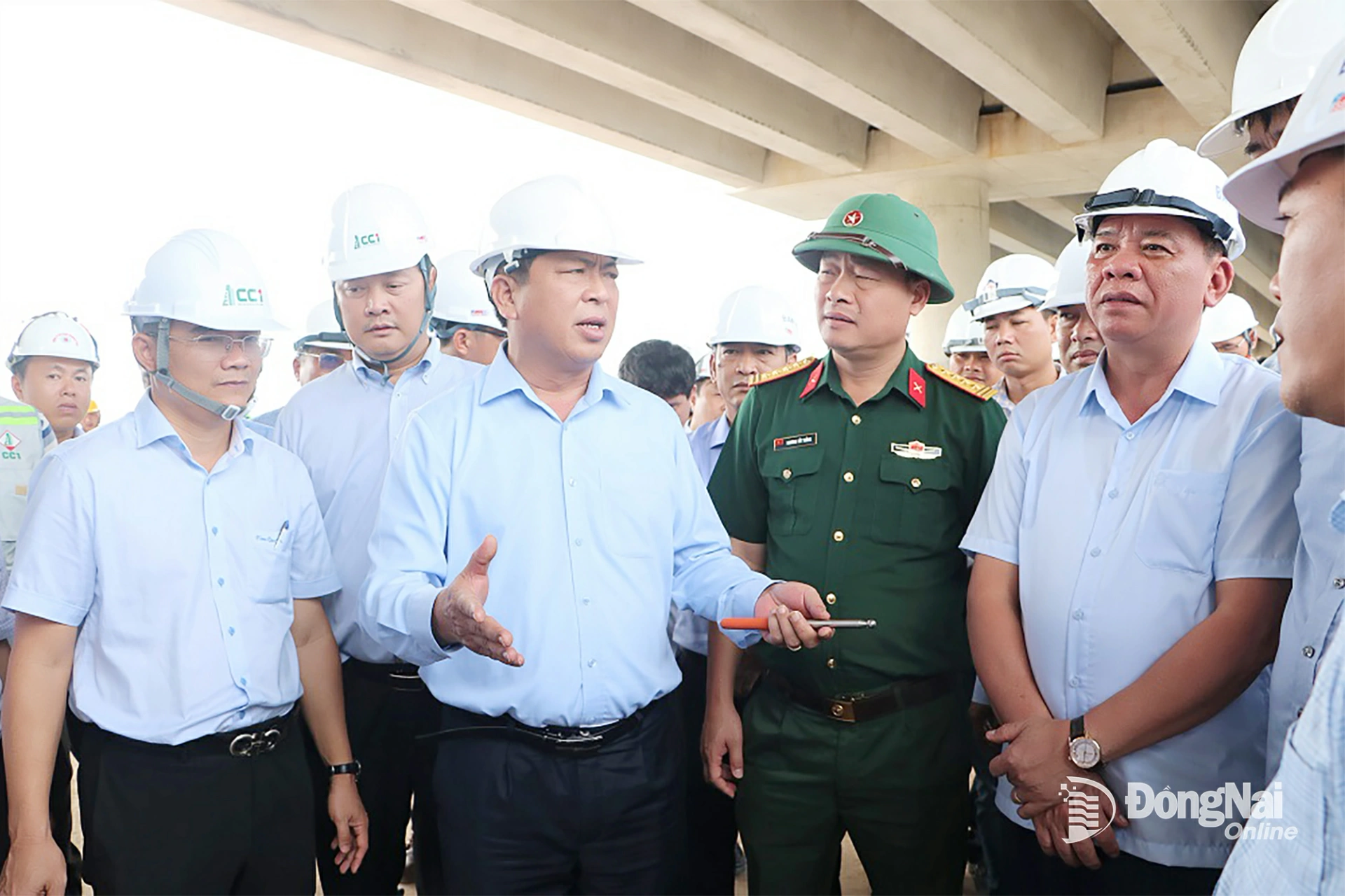 Ủy viên Trung ương Đảng, Bộ trưởng Bộ Xây dựng Trần Hồng Minh trao đổi với lãnh đạo tỉnh và các đơn vị liên quan về tiến độ thi công Dự án Đường cao tốc Biên Hòa - Vũng Tàu đoạn qua địa bàn tỉnh. Ảnh: Phạm Tùng