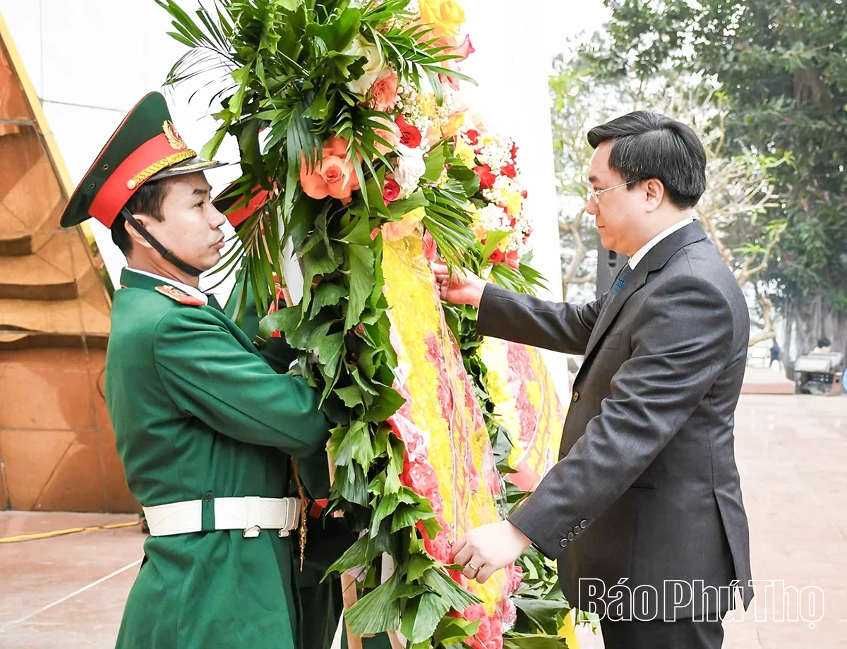 L&atilde;nh đạo tỉnh d&acirc;ng hương tại Nh&agrave; lưu niệm B&aacute;c Hồ v&agrave; Đ&agrave;i tưởng niệm c&aacute;c Anh h&ugrave;ng liệt sĩ Vĩnh Ph&uacute;c