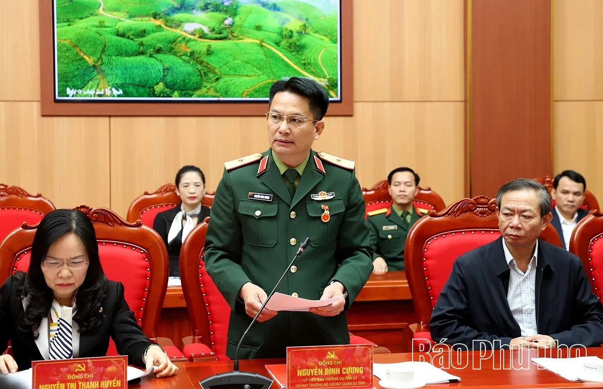 Trao Huy hiệu Đảng tặng Thiếu tướng Nguyễn Đ&igrave;nh Cương