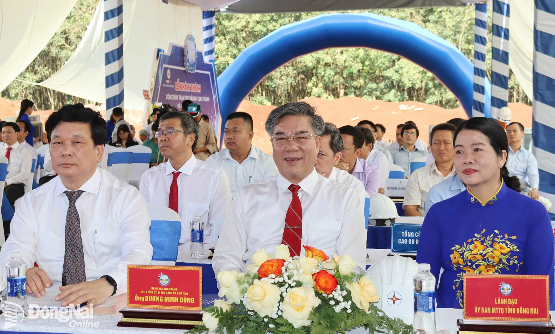 Các đại biểu dự lễ khánh thành công trình. Ảnh: Hoàng Lộc