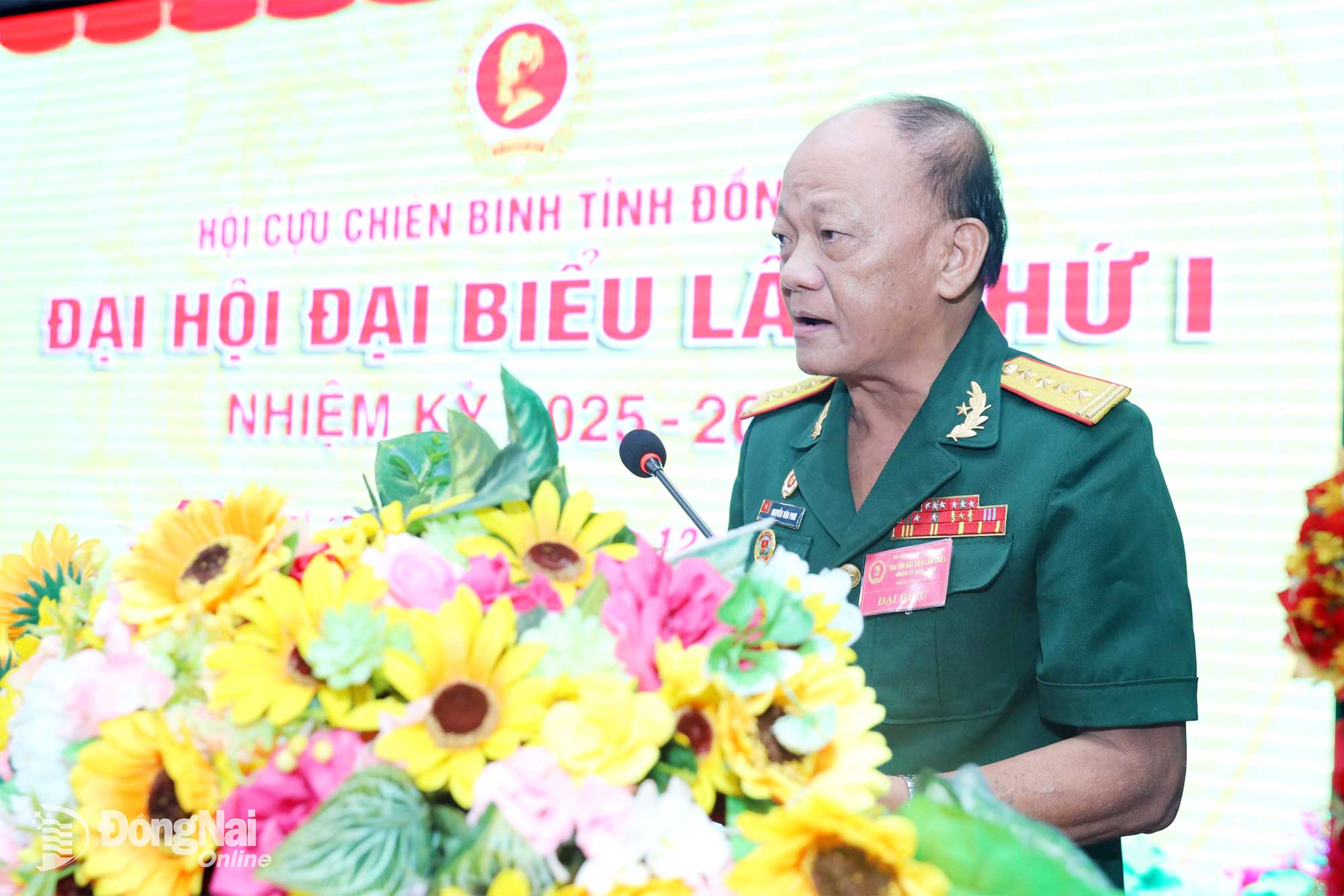 Đại tá Nguyễn Văn Phơi, Phó Chủ tịch Ủy ban MTTQ Việt Nam tỉnh, Chủ tịch Hội Cựu chiến binh tỉnh Đồng Nai phát biểu khai mạc đại hội. Ảnh: Huy Anh