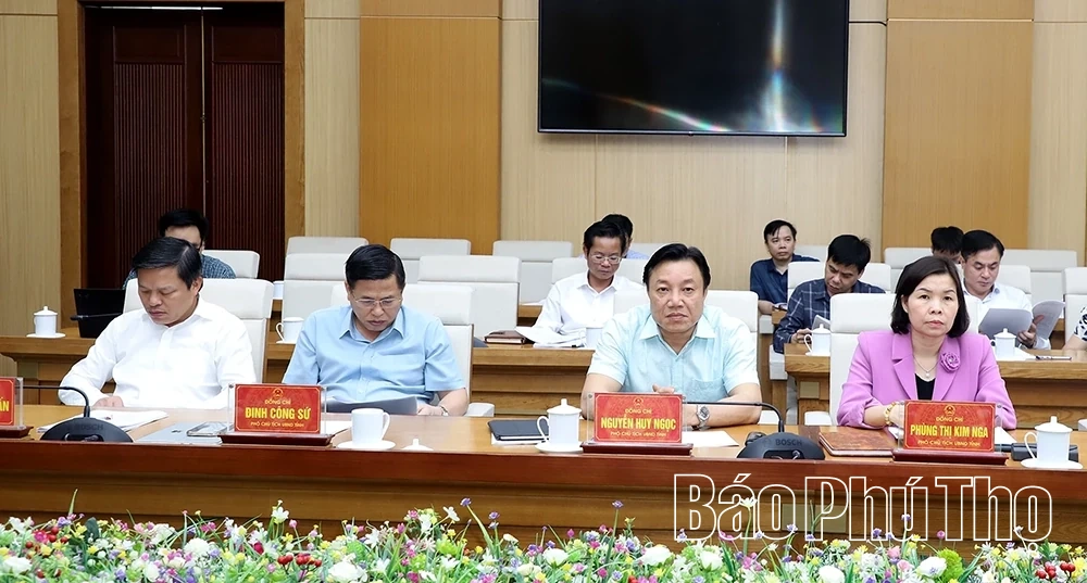 Chủ tịch UBND tỉnh Trần Duy Đông nghe báo cáo công tác quản lý nhà nước về đầu tư công, tài sản công và cấp nước sạch nông thôn