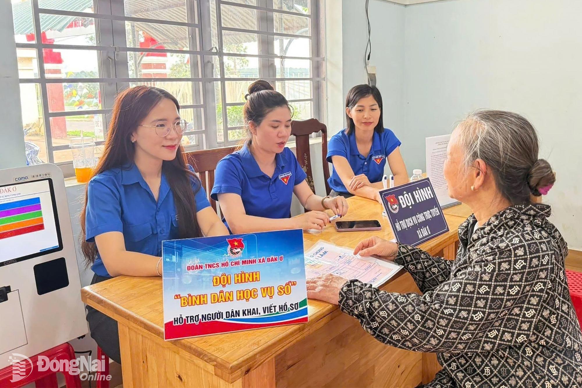 Đo&agrave;n vi&ecirc;n, thanh ni&ecirc;n x&atilde; Đăk Ơ hỗ trợ người d&acirc;n thực hiện thủ tục h&agrave;nh ch&iacute;nh.&nbsp;Ảnh: Ngọc Huyền