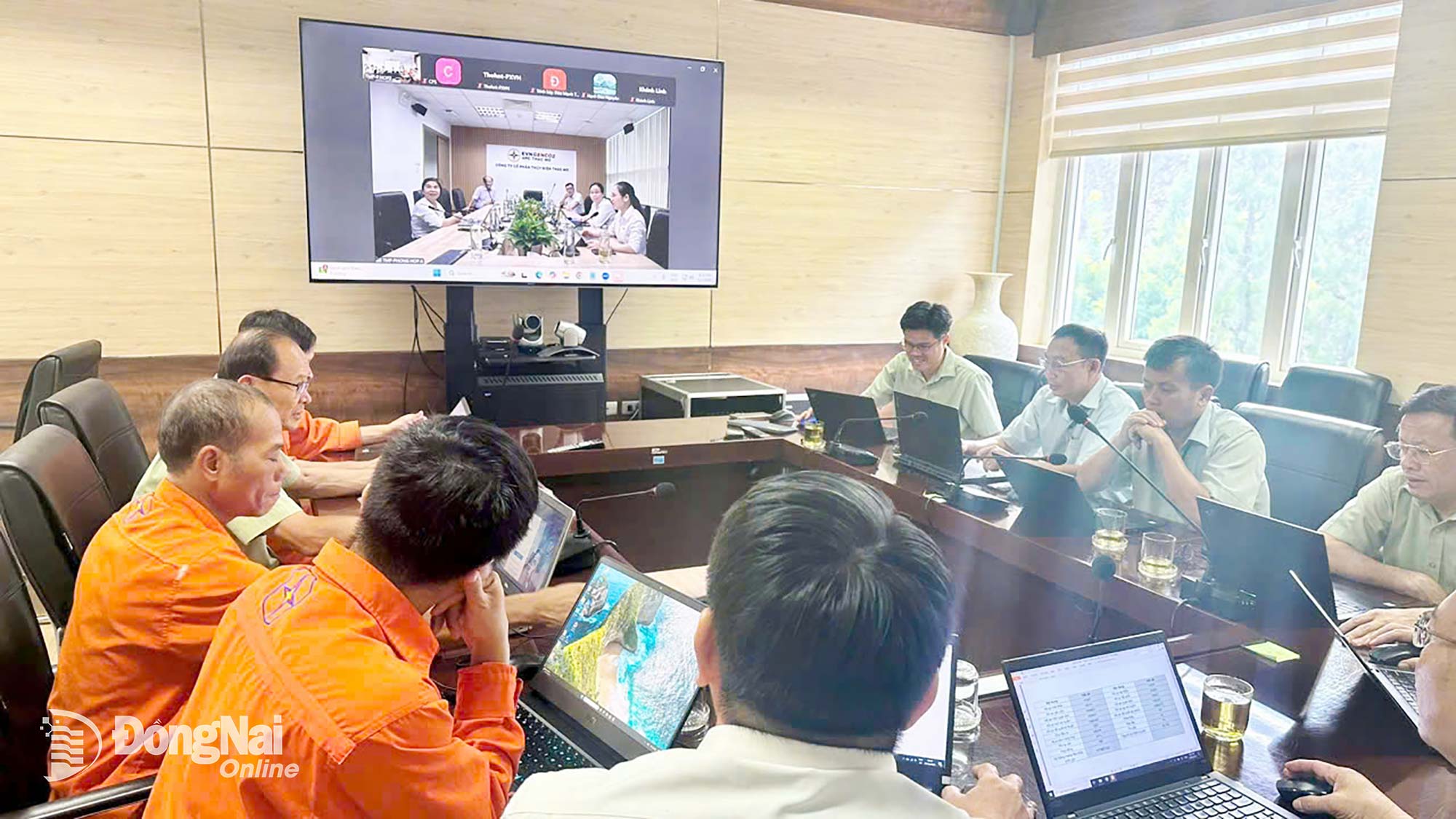 Khóa đào tạo tổ chức online qua zoom meeting tại Trụ sở Công ty Cổ phần Thủy điện Thác Mơ (TMP) ở Phường Phước Long, tỉnh Đồng Nai và Văn phòng làm việc tại TP.HCM. Ảnh: Ngọc Bích