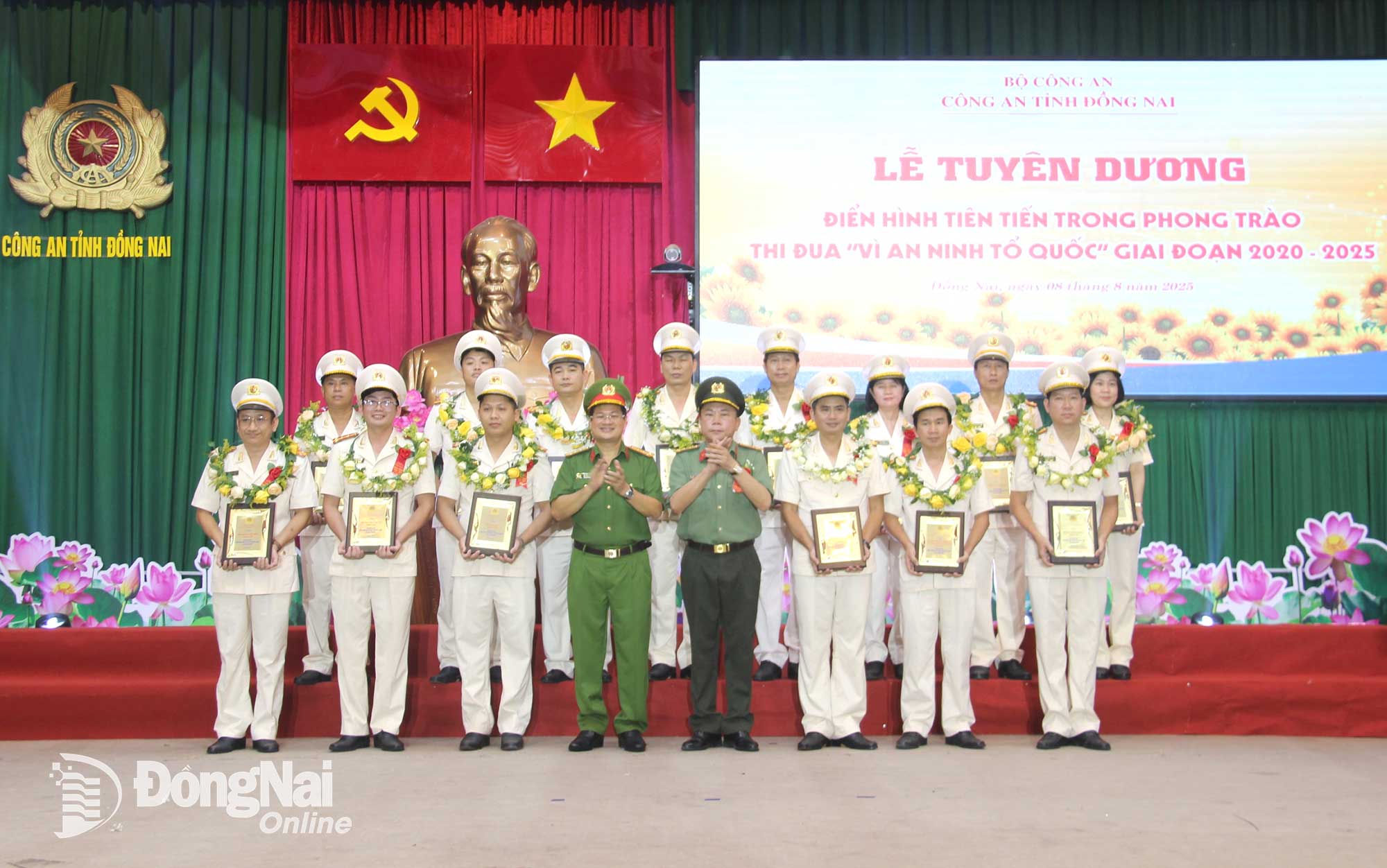 Đại diện các tập thể được tuyên dương. Ảnh: Trần Danh