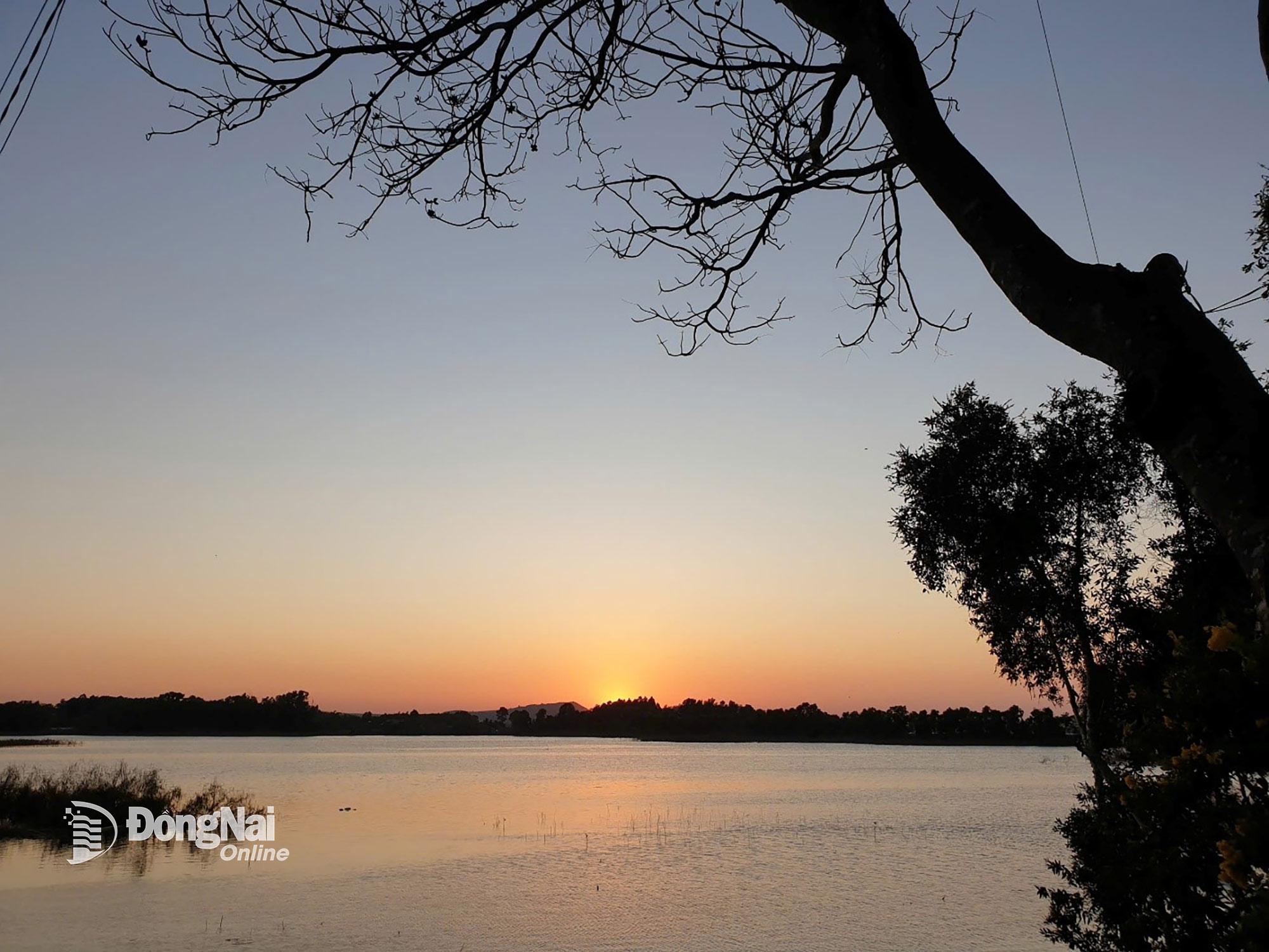Cảnh đẹp hoàng hôn tại hồ cá La Ngà. Ảnh H.Thu    