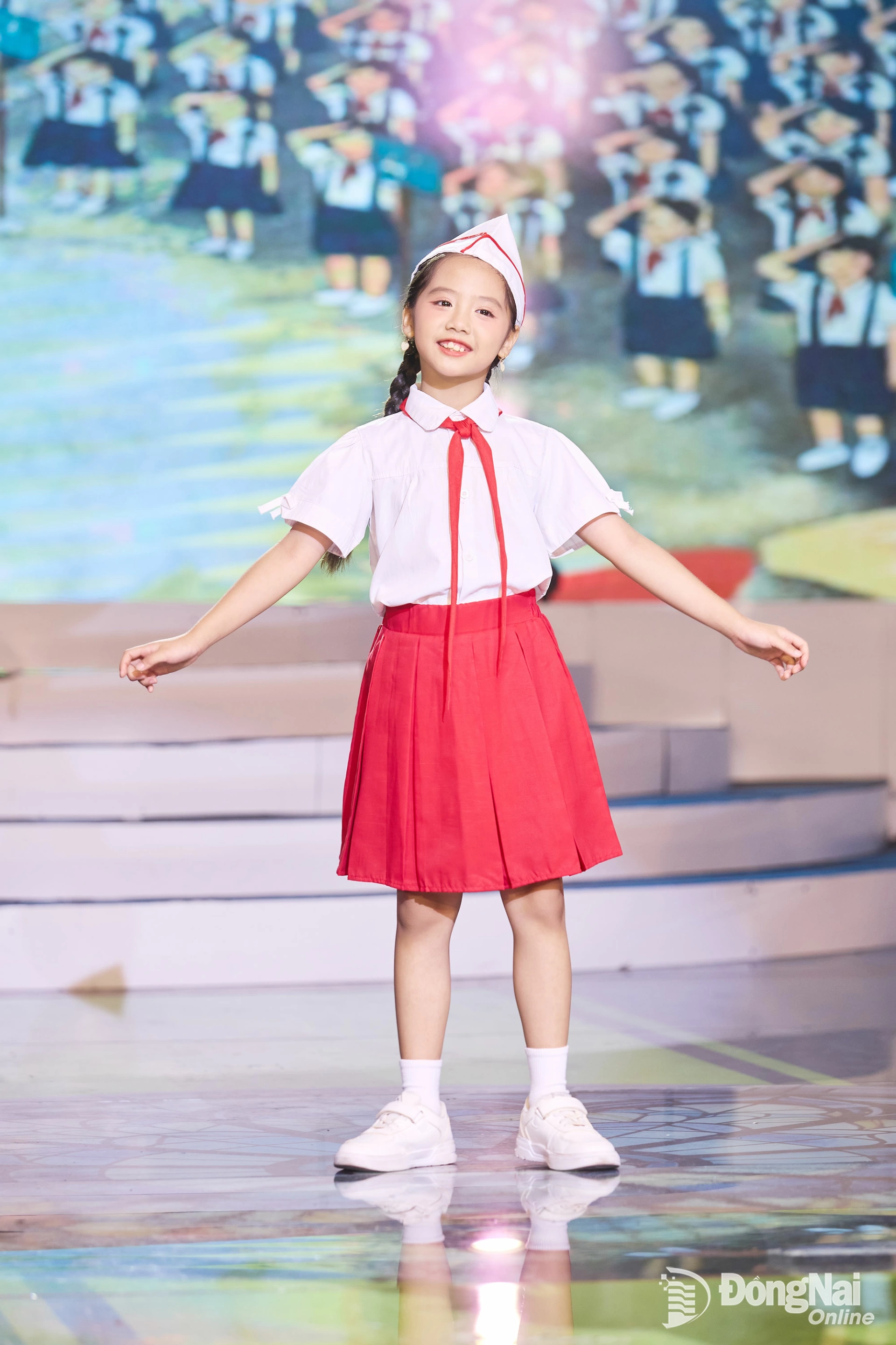 Bella Tống biểu diễn ca khúc “Cờ đỏ sao vàng”, gợi lên niềm tự hào dân tộc và tình yêu Tổ quốc. Ảnh: Minh Huệ