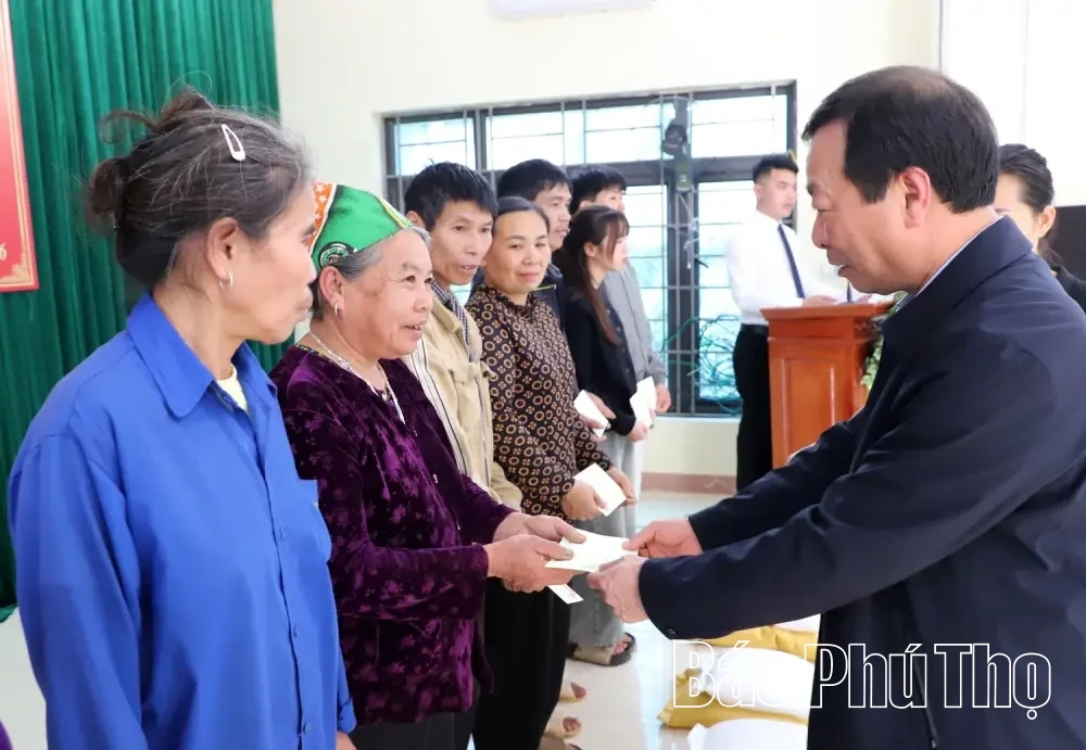 Ph&oacute; B&iacute; thư Thường trực Tỉnh ủy B&ugrave;i Văn Quang trao qu&agrave; Tết cho c&aacute;c hộ gia đ&igrave;nh ch&iacute;nh s&aacute;ch