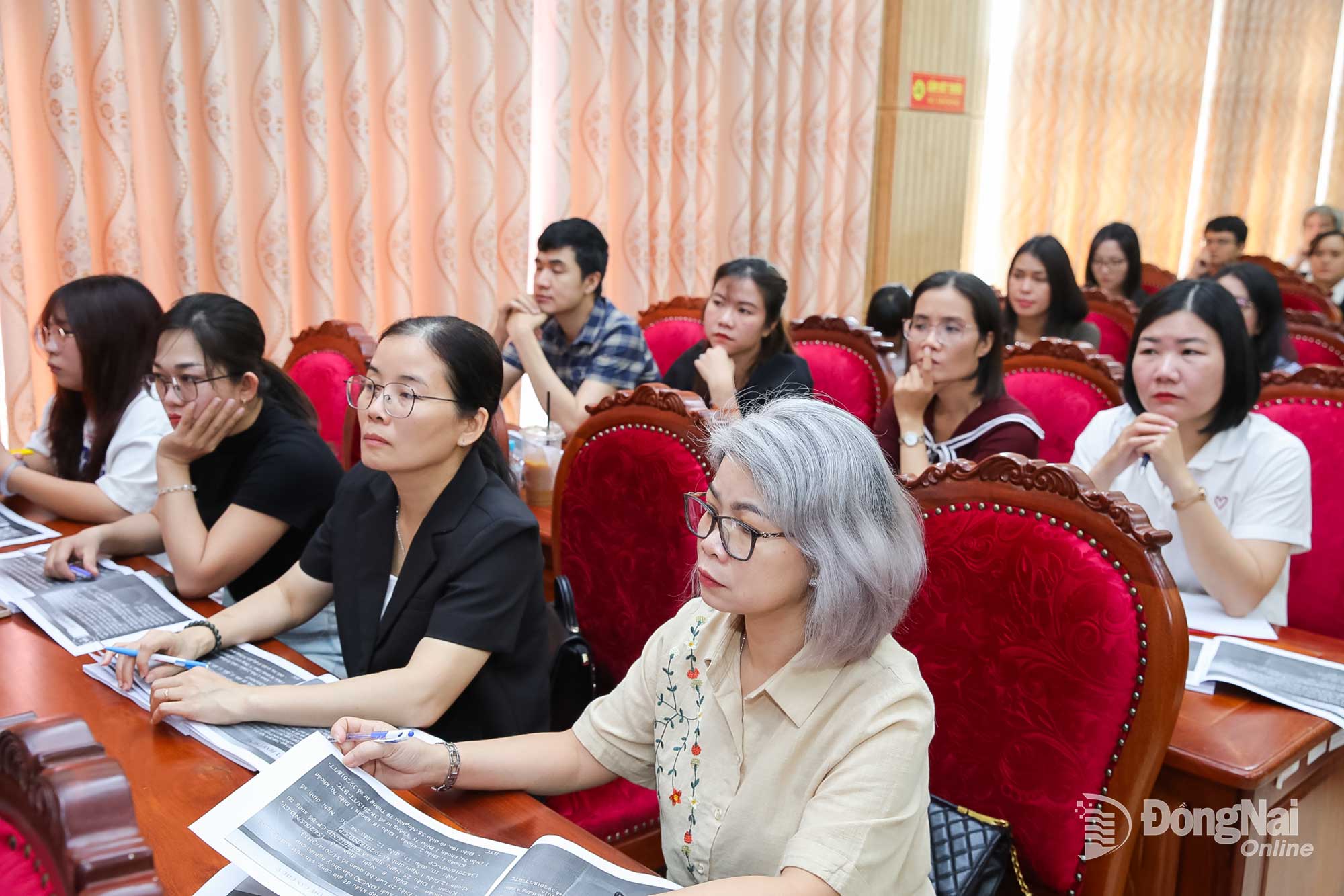 Đại diện c&aacute;c doanh nghiệp sản xuất điều tham gia kh&oacute;a đ&agrave;o tạo về quy định ph&aacute;p luật trong nhập khẩu điều th&ocirc; phục vụ sản xuất xuất khẩu. Ảnh: Trương Hiện