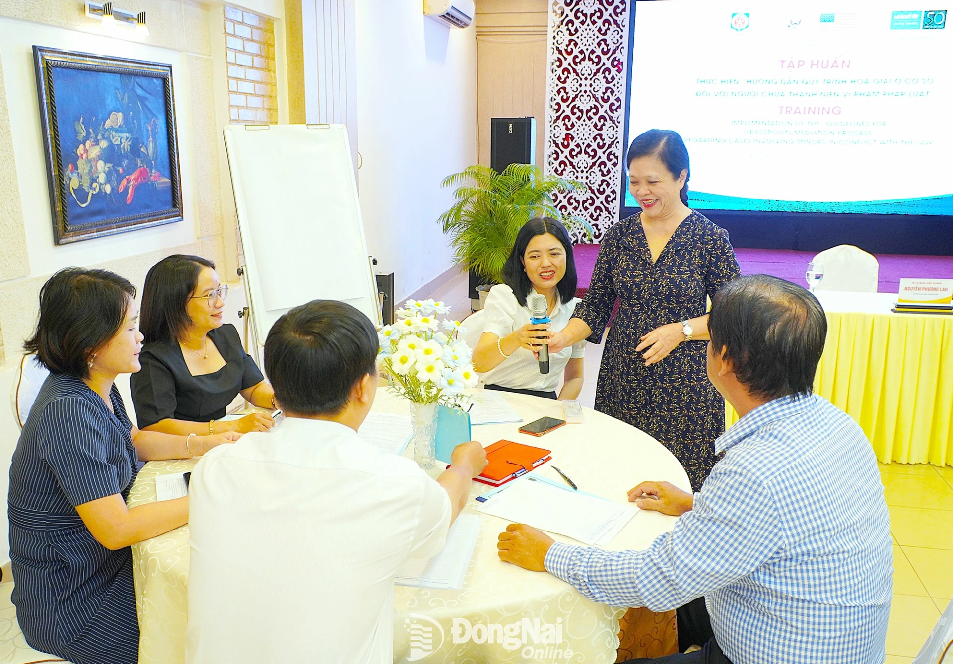 TS.Nguyễn Phương Lan, Giảng viên trường Đại học Luật Hà Nội truyền đạt những nội dung cơ bản về hòa giải ở cơ sở cho người chưa thành niên vi phạm pháp luật. Ảnh: An Nhơn