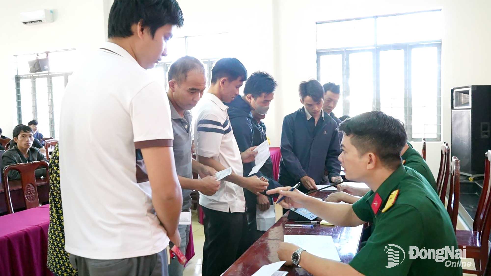 Thực hiện chi trả phụ cấp trách nhiệm cho lực lượng quân nhân dự bị, đảm bảo đúng đối tượng, đúng chế độ theo quy định. Ảnh: Cẩm Nhung