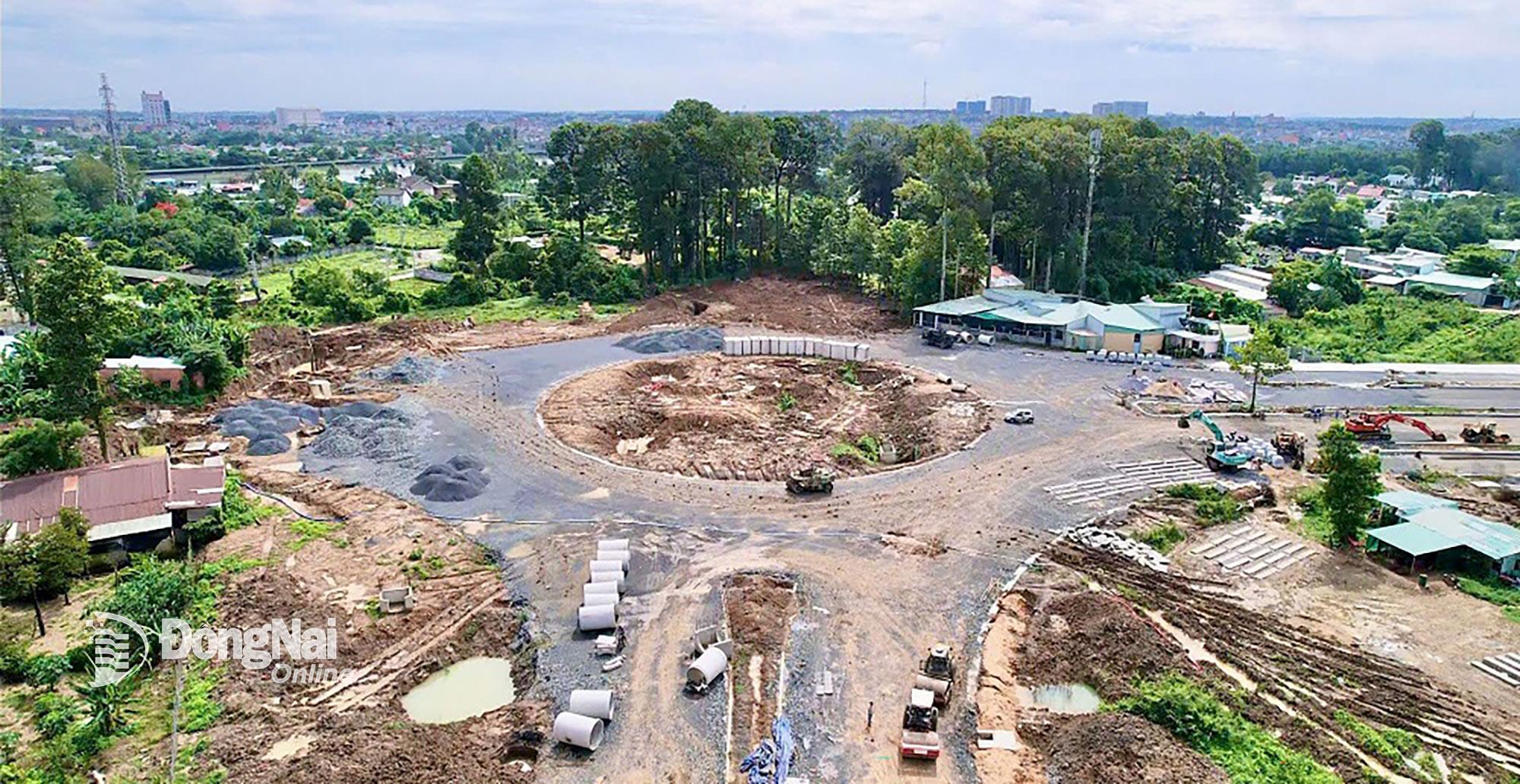 Thi công vòng xoay giữa nhánh 1 với nhánh 2 Dự án Đường trục trung tâm thành phố Biên Hòa. Ảnh: Phạm Tùng    