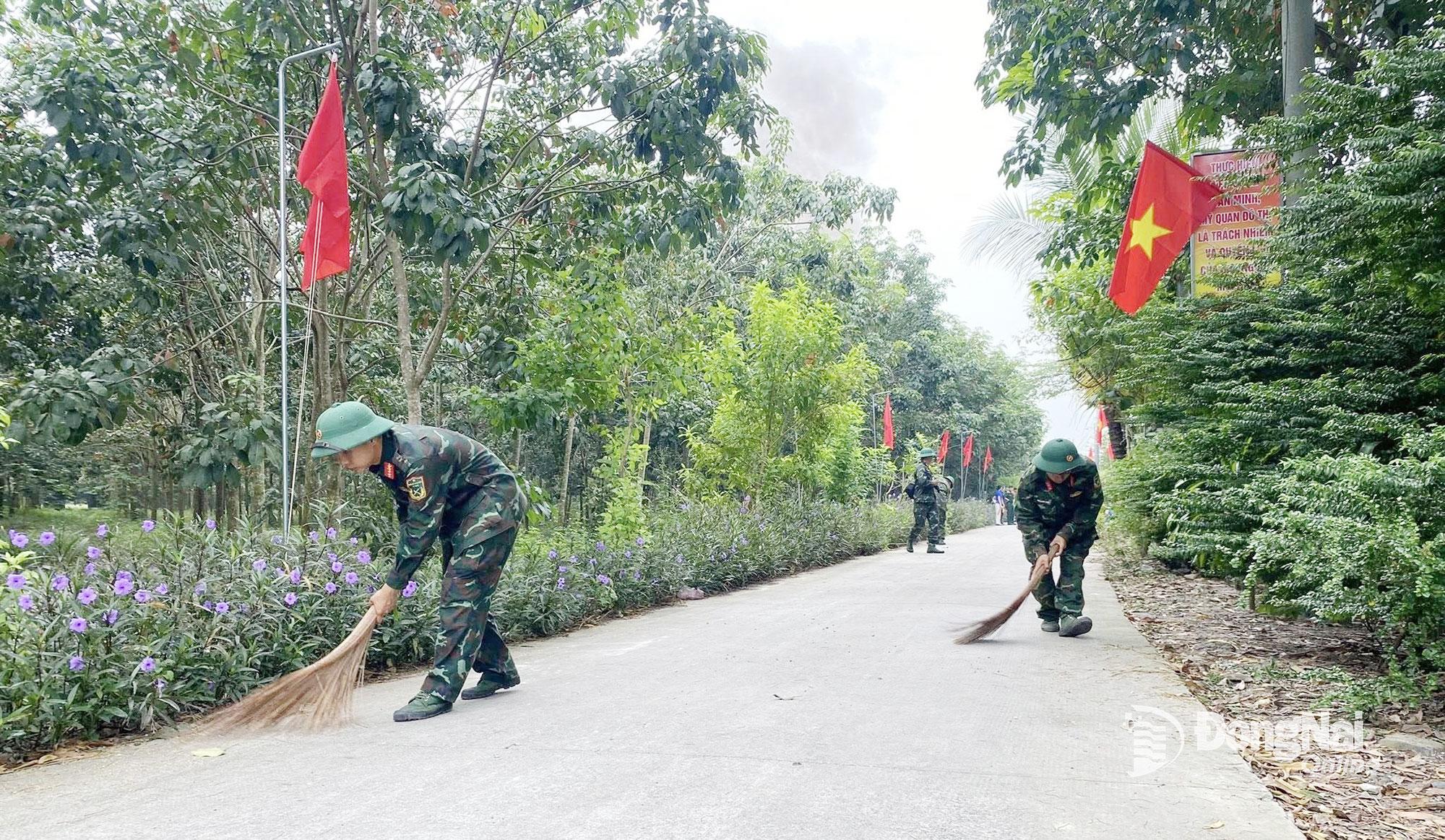 Cán bộ, chiến sĩ Lữ đoàn 87, Binh chủng Hóa học phối hợp làm dân vận tại xã Đại Phước. Ảnh: ĐVCC