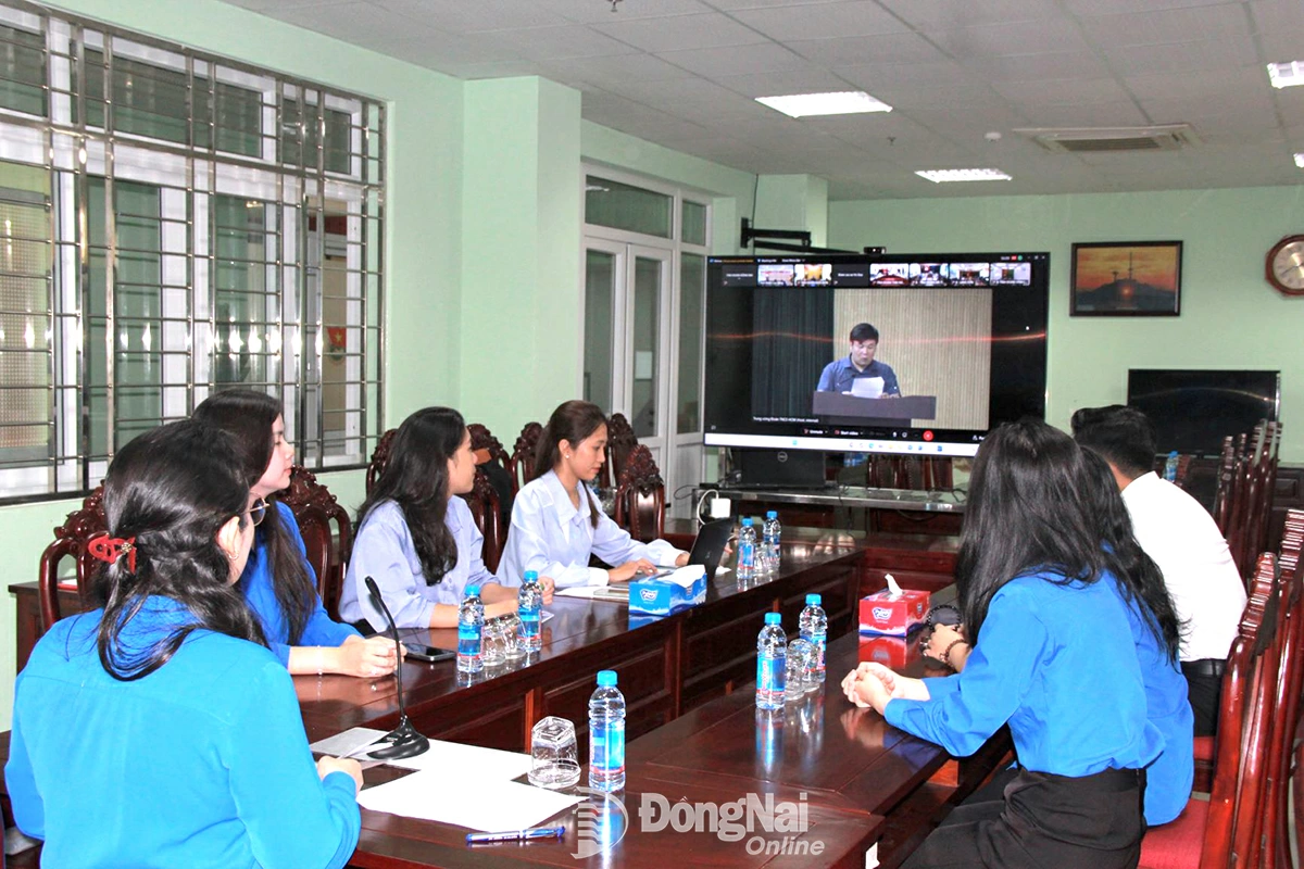 Cán bộ, chuyên viên Tỉnh đoàn tham dự hội nghị tại điểm cầu cơ quan Tỉnh đoàn Đồng Nai. Ảnh: Nga Sơn