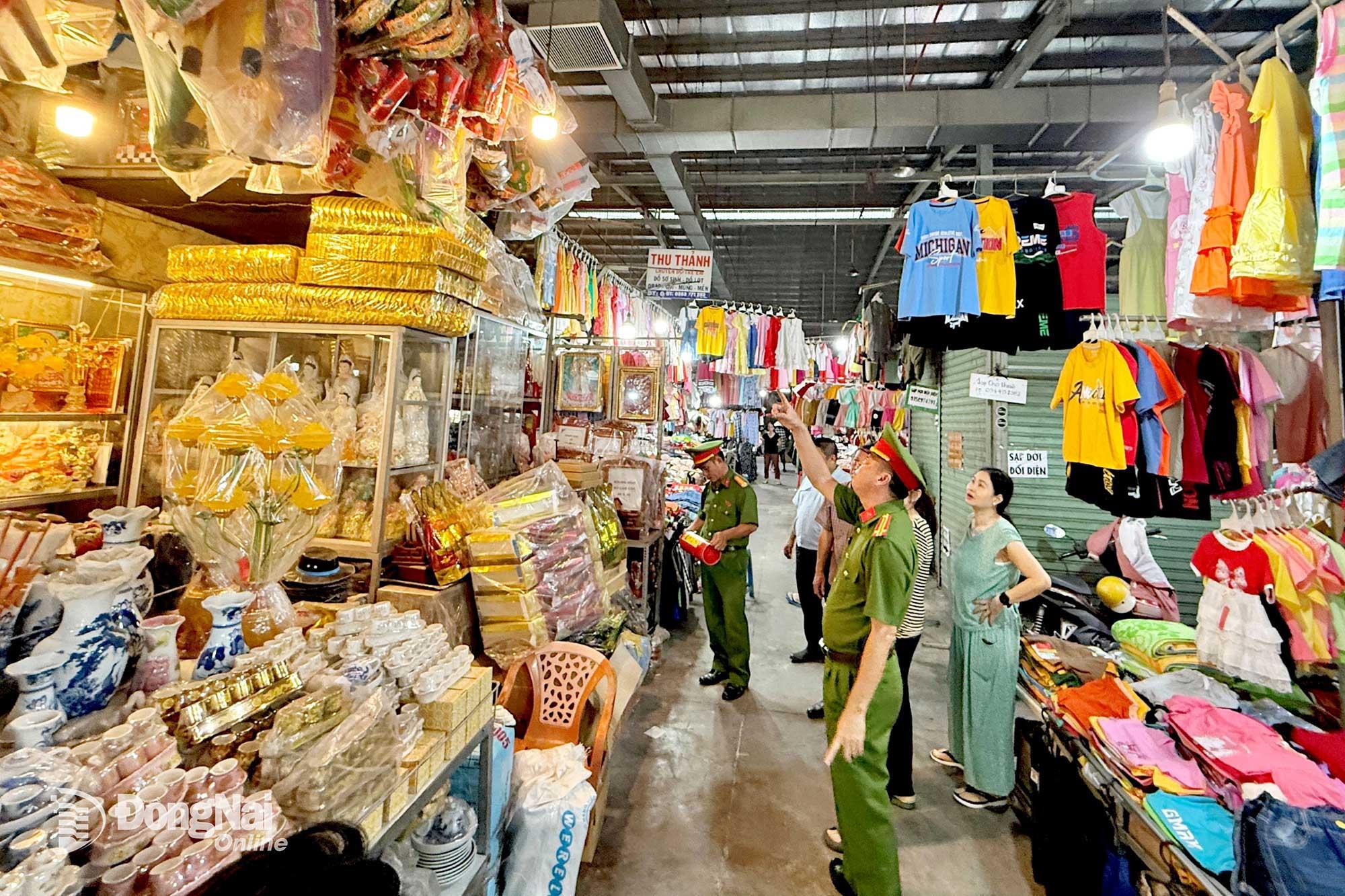 Ph&ograve;ng Cảnh s&aacute;t ph&ograve;ng ch&aacute;y, chữa ch&aacute;y v&agrave; cứu nạn, cứu hộ C&ocirc;ng an tỉnh Đồng Nai phối hợp C&ocirc;ng an phường Tam Hiệp kiểm tra, đ&ocirc;n đốc c&ocirc;ng t&aacute;c an to&agrave;n ph&ograve;ng ch&aacute;y tại chợ T&acirc;n Hiệp. Ảnh: Đăng T&ugrave;ng  