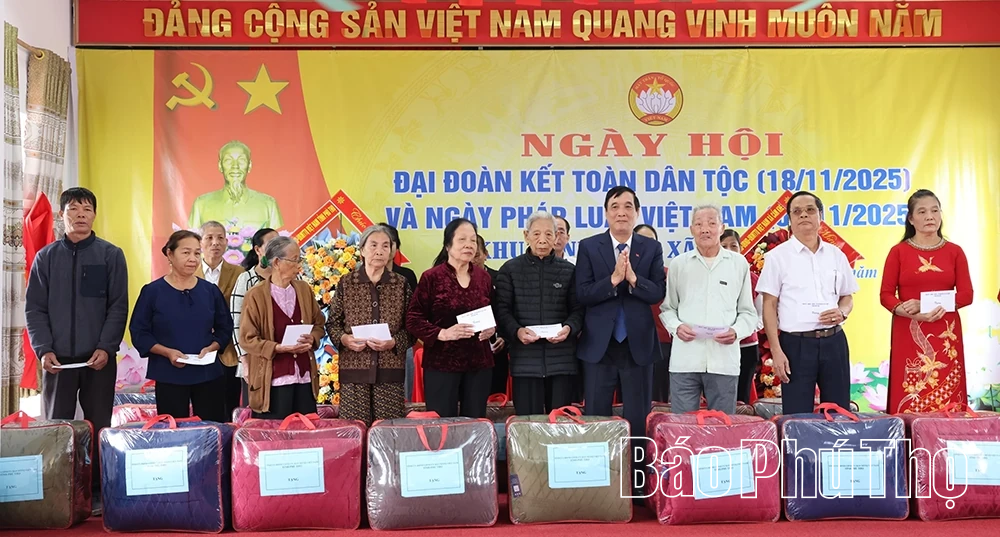 Trưởng Đoàn ĐBQH tỉnh Bùi Minh Châu dự Ngày hội đại đoàn kết toàn dân tộc khu Minh Tân