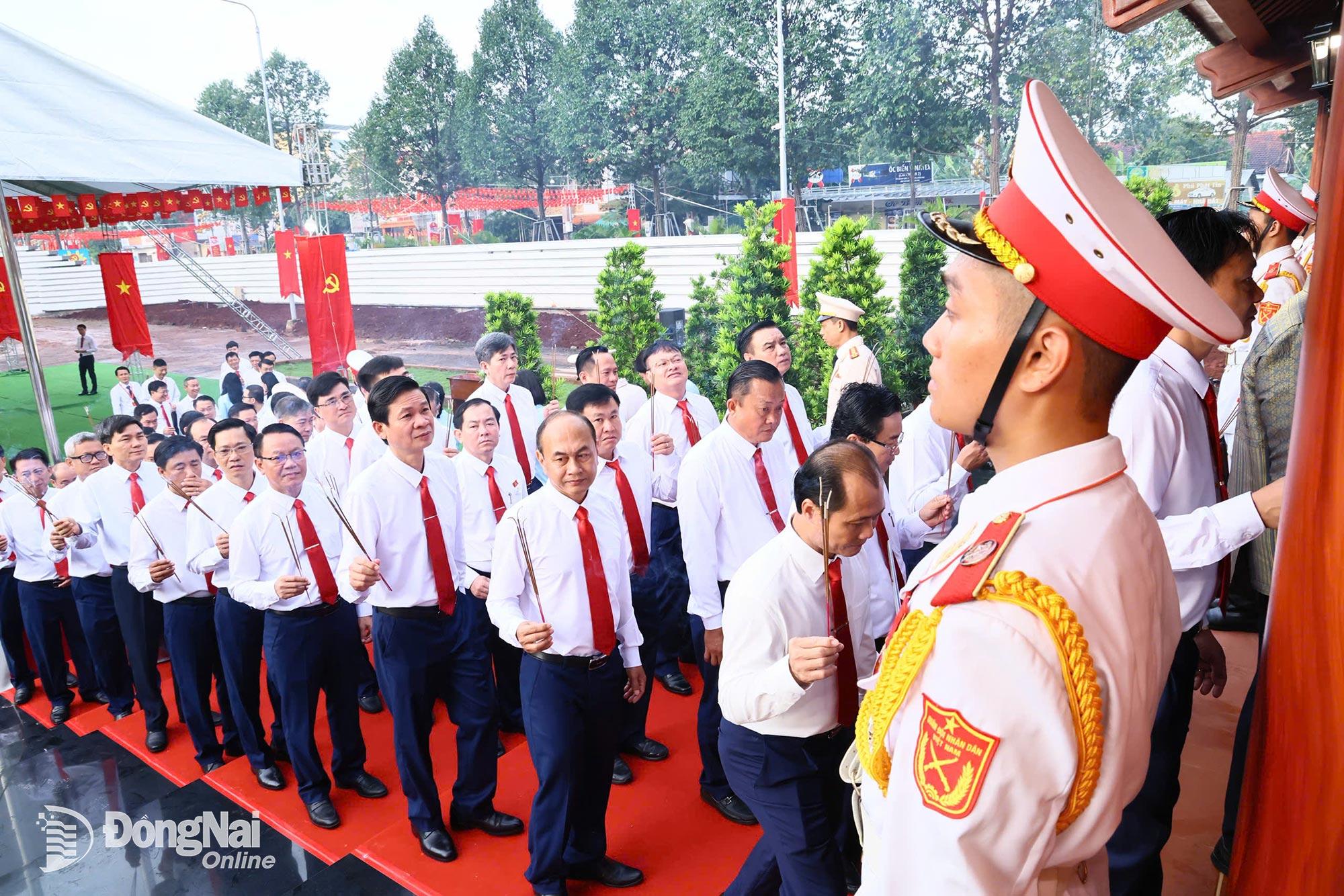 Các đại biểu tham dự lễ viếng. Ảnh: Công Nghĩa