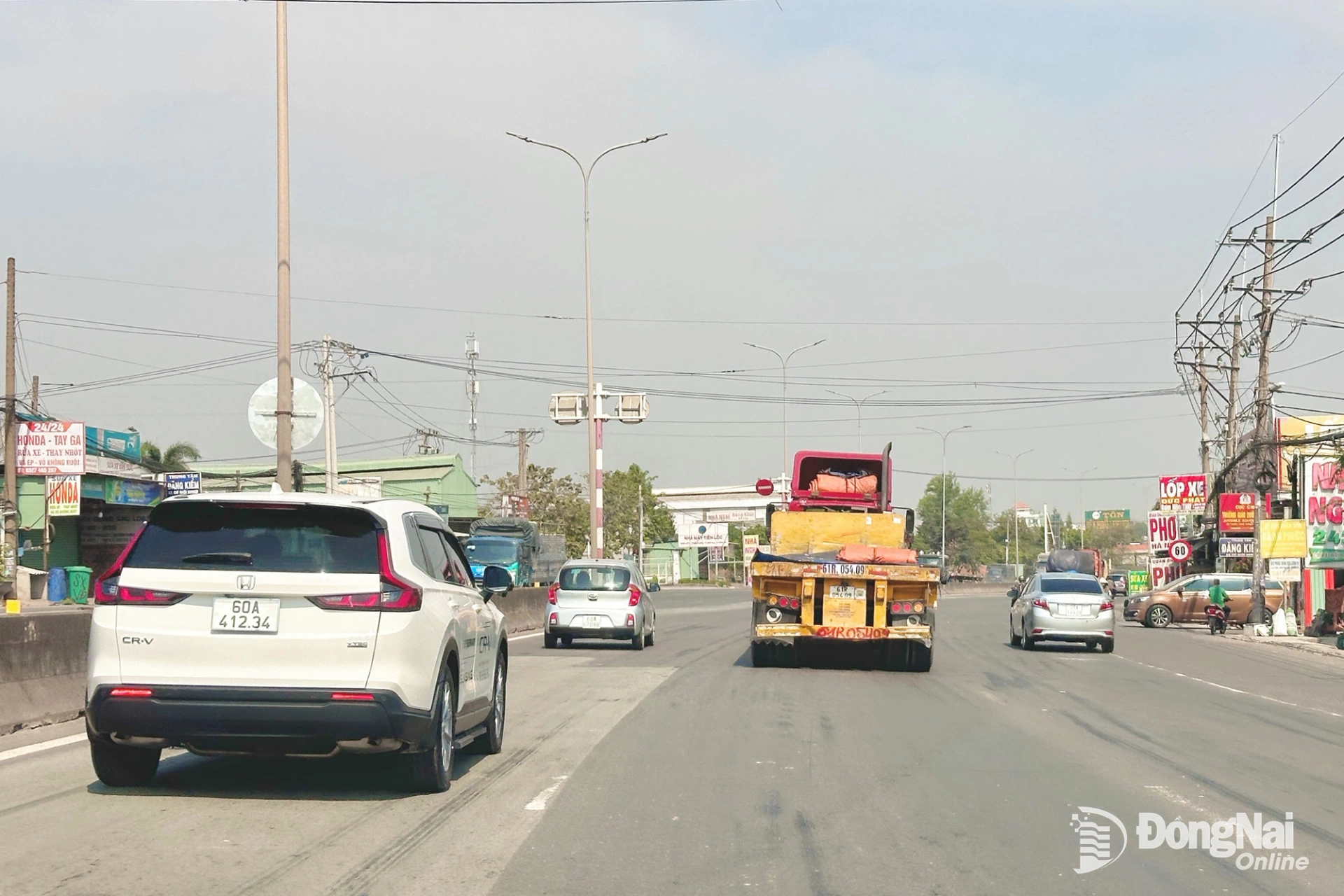 Các loại xe di chuyển trên quốc lộ 51. Ảnh: Đăng Tùng