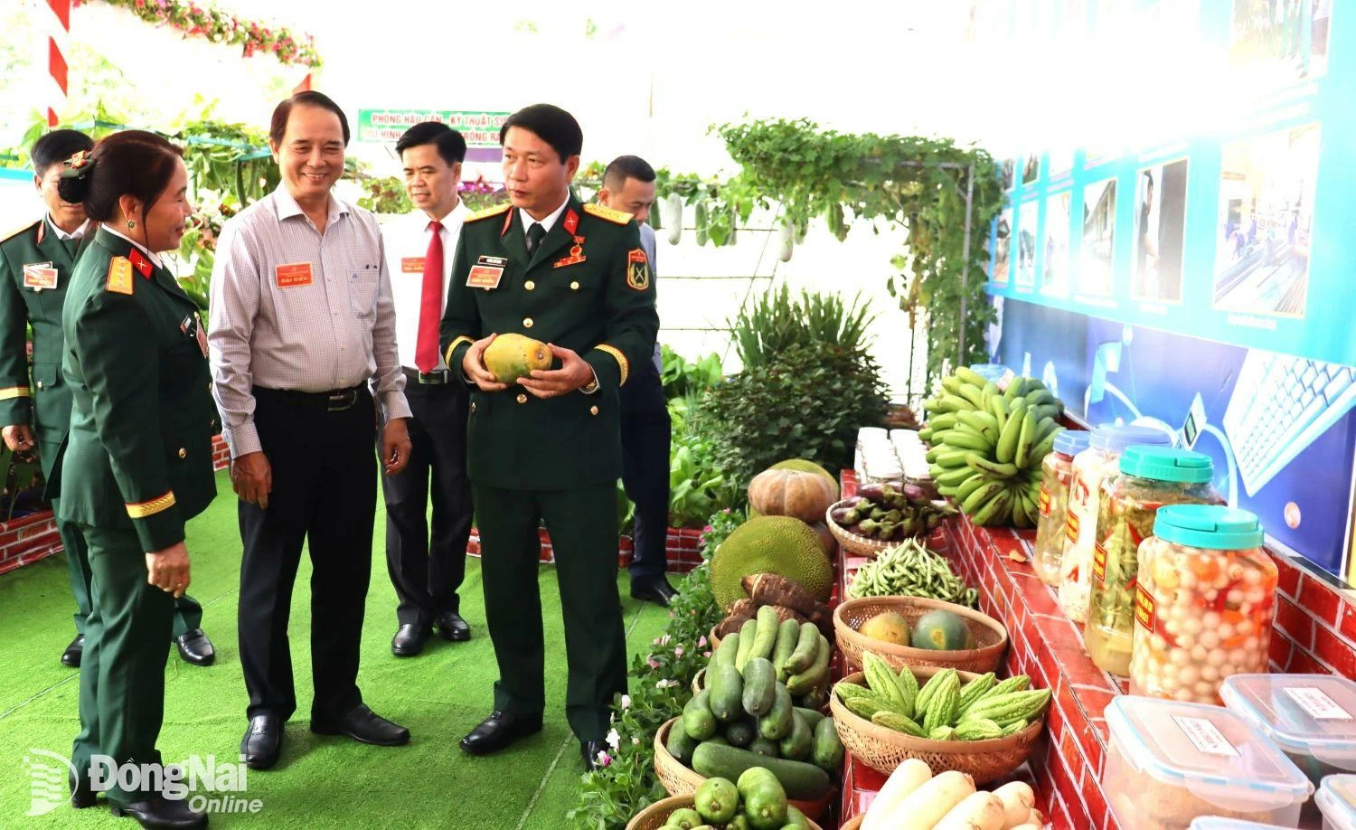 Đại biểu tham quan các mô hình hậu cần kỹ thuật chiều 15-7. Ảnh: Nguyệt Hà