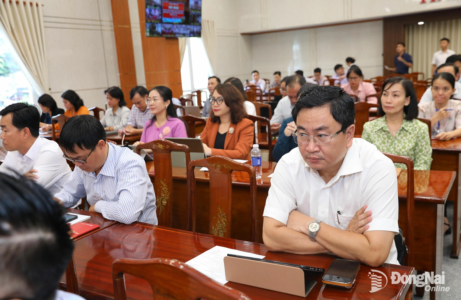 Các đồng chí lãnh đạo các cơ quan, đơn vị tham dự hội nghị tại Hội trường Tỉnh ủy. Ảnh: Huy Anh  