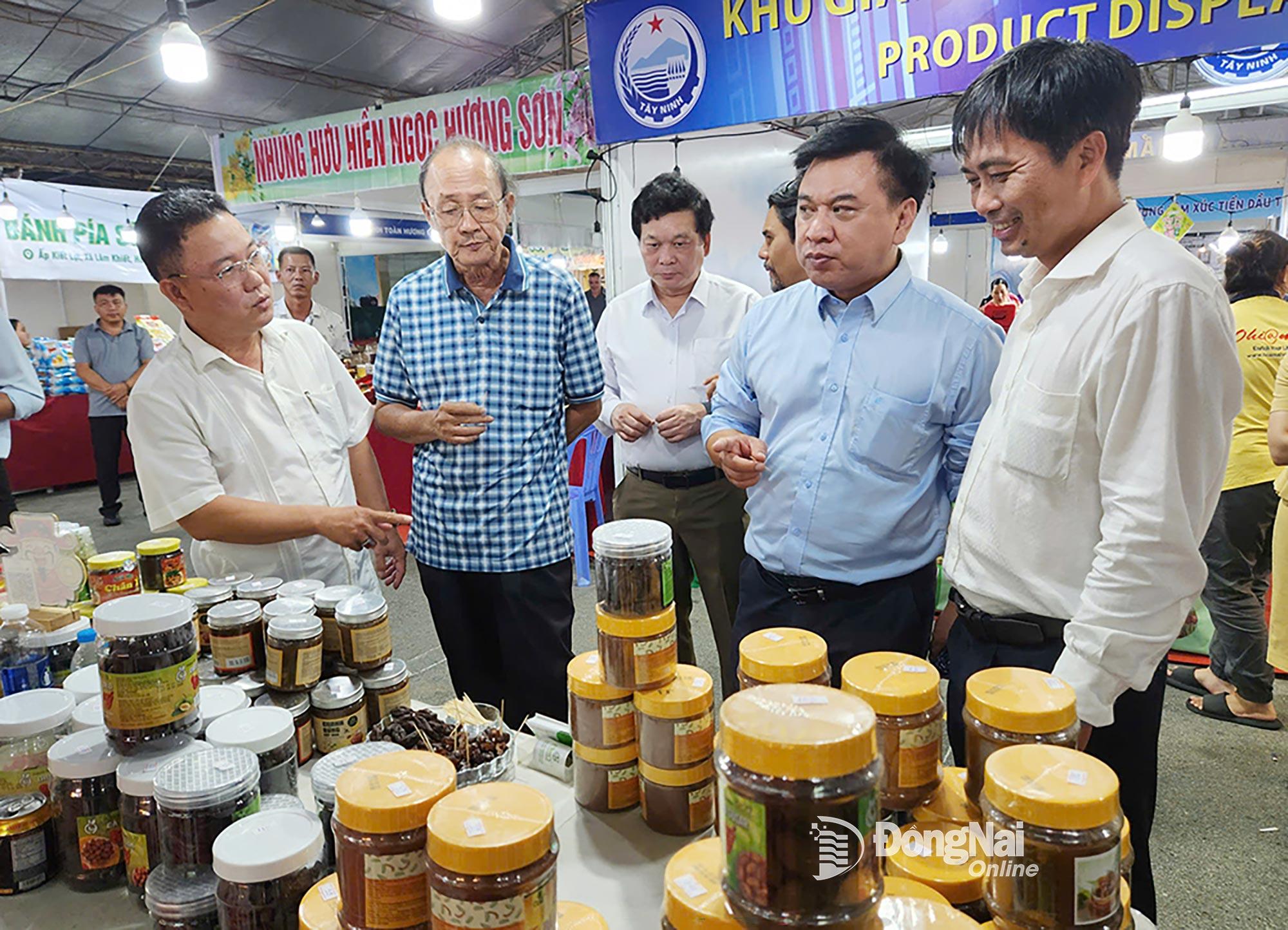 Các đại biểu tham quan gian hàng trưng bày các sản phẩm OCOP, đặc sản địa phương tại Hội chợ triển lãm Công Thương vùng Đông Nam Bộ - Đồng Nai năm 2025. Ảnh: Hải Quân  