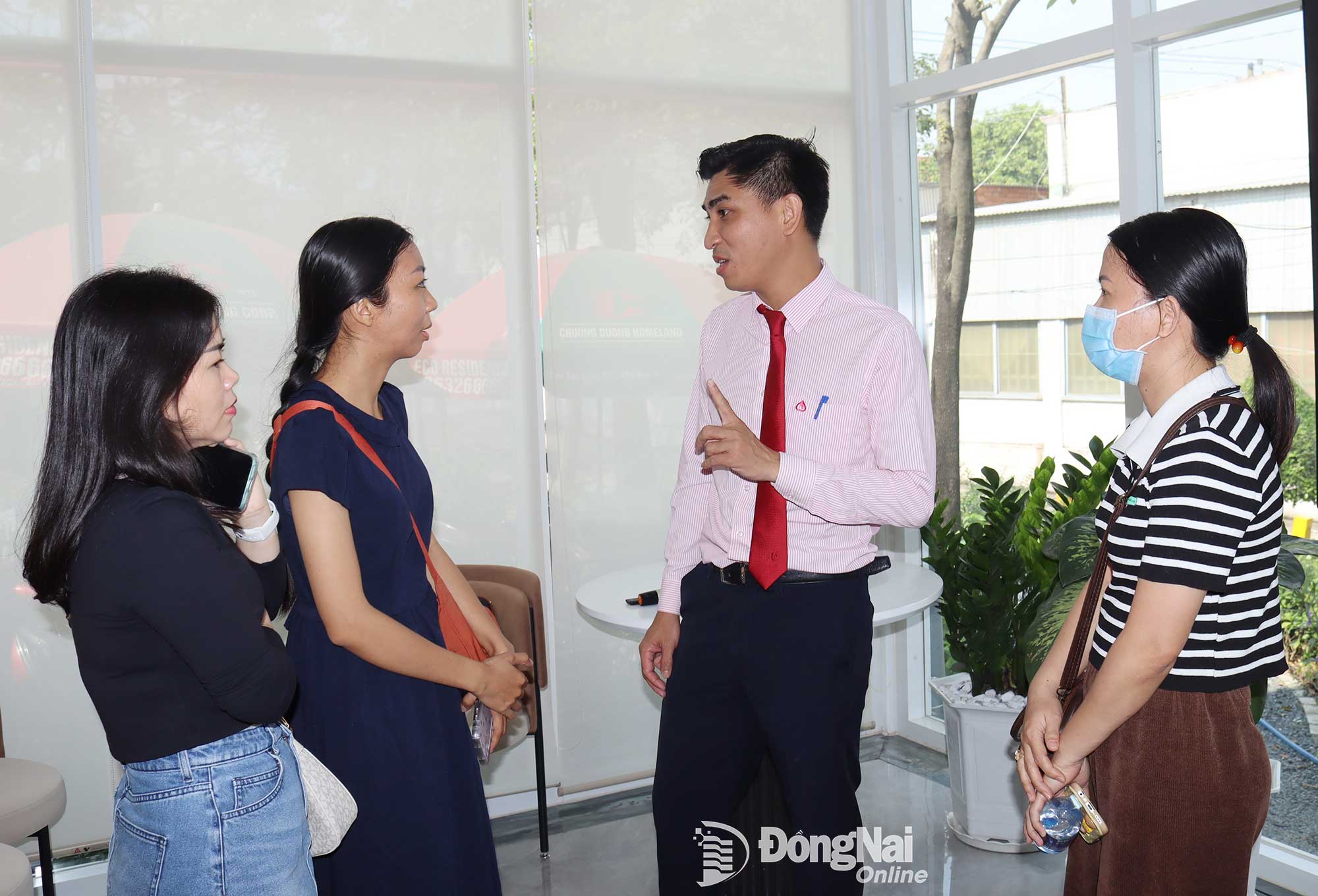 Đại diện Ng&acirc;n h&agrave;ng Ch&iacute;nh s&aacute;ch x&atilde; hội chi nh&aacute;nh tỉnh Đồng Nai trao đổi, giải đ&aacute;p thắc mắc của người d&acirc;n về nguồn vốn vay ưu đ&atilde;i mua nh&agrave; ở x&atilde; hội. Ảnh: Ho&agrave;ng Lộc