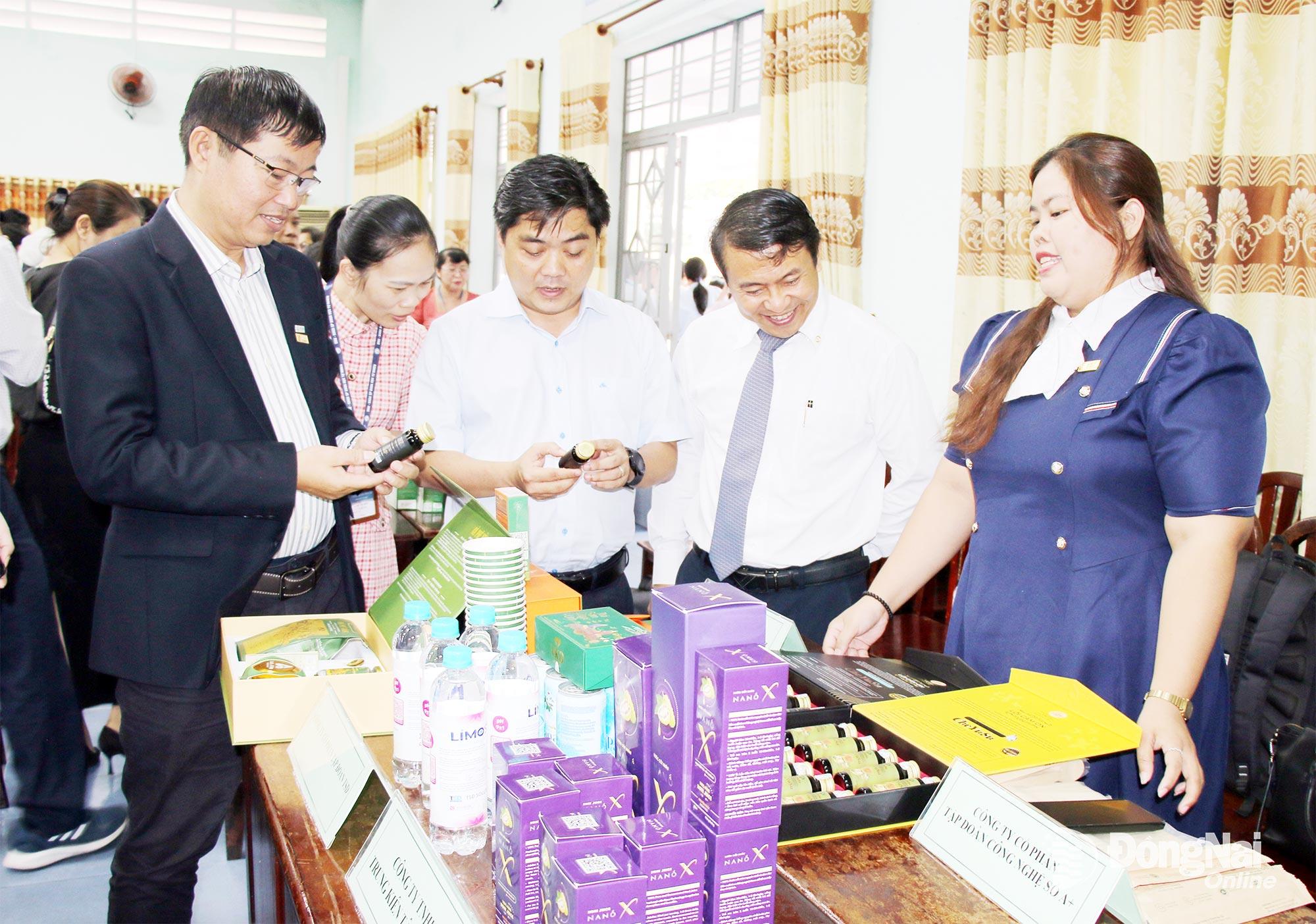 Đại biểu tham quan các gian trưng bày sản phẩm khởi nghiệp, đổi mới sáng tạo bên lề tọa đàm. Ảnh: Lam Phương