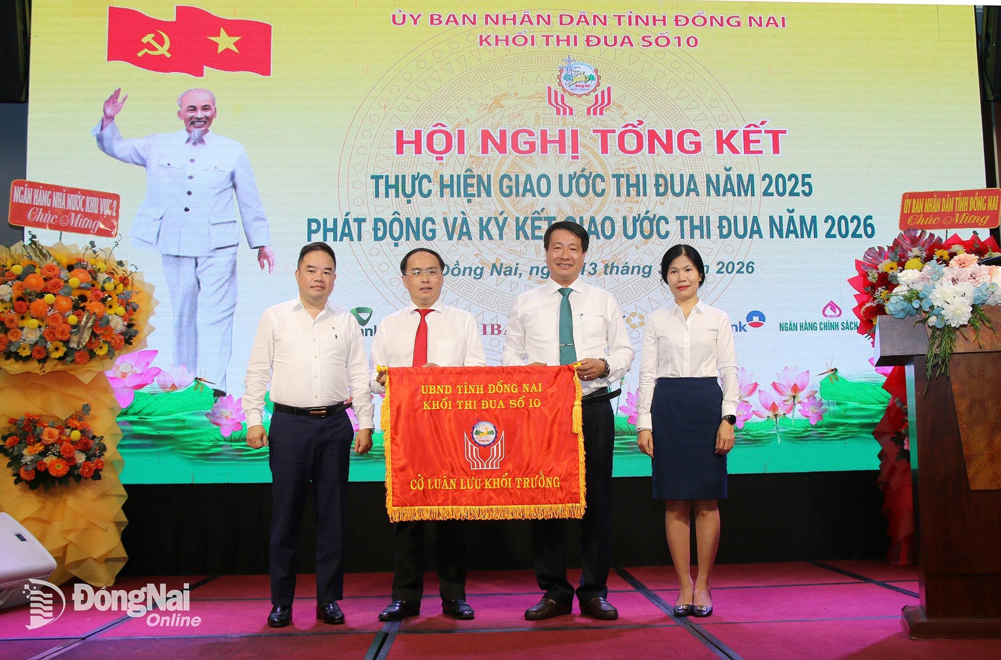 Nghi thức bàn giao nhiệm vụ và trao cờ luân lưu Khối trưởng Khối thi đua số 10 năm 2026. Ảnh: Hải Quân